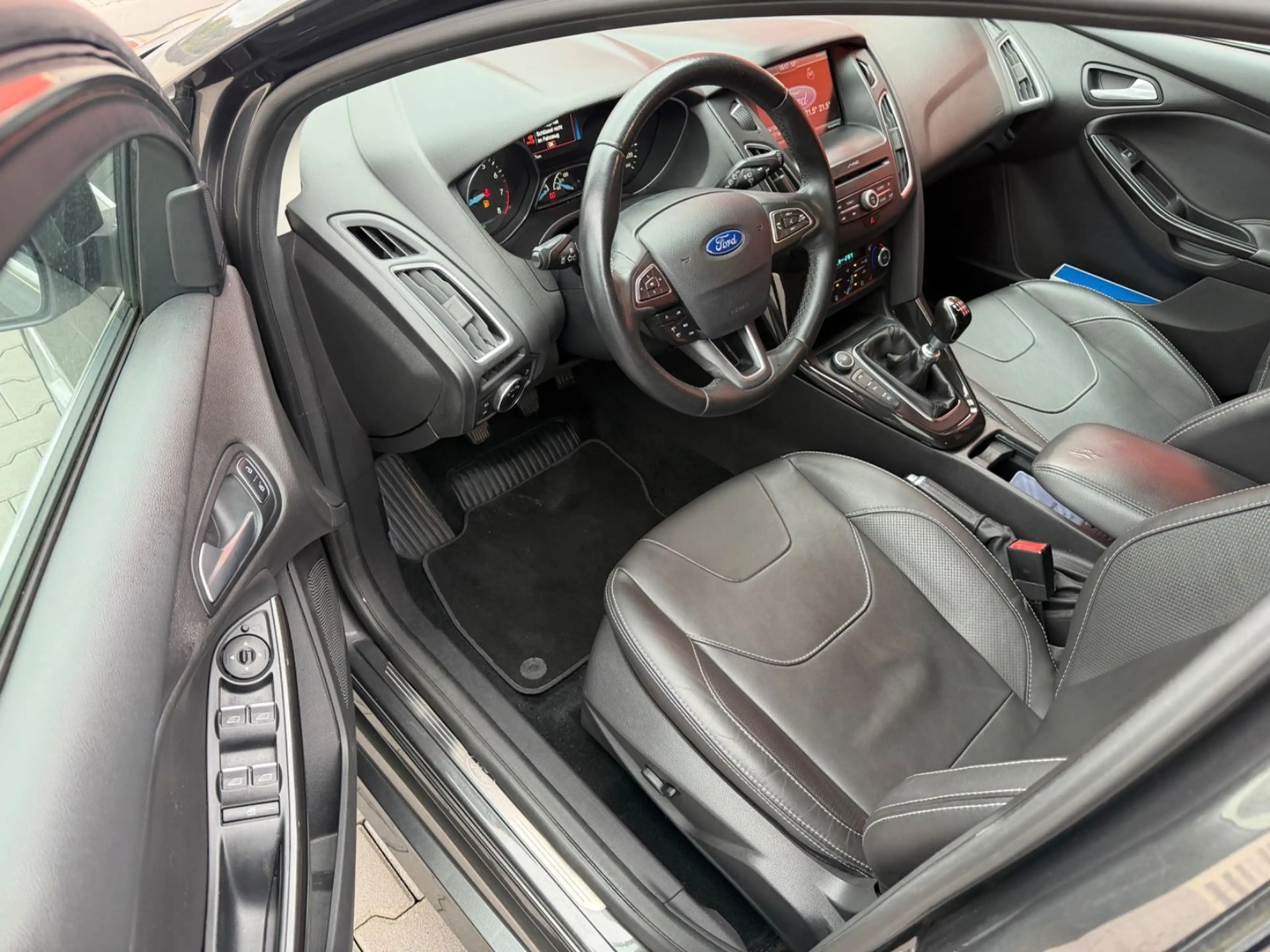 Ford Focus ST-Line Xenon Navi 1Hand Leder CAM Temp — photo 13