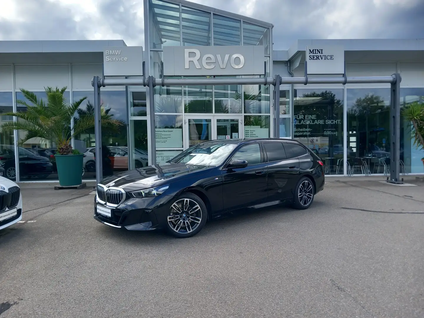 BMW 520 d xDrive Touring Aut M Sport AHK Standheiz LED Pro Schwarz - 1