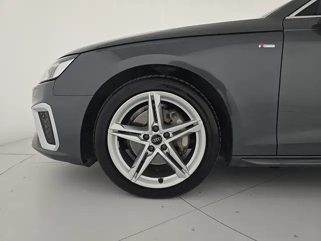 Audi A4 view 8