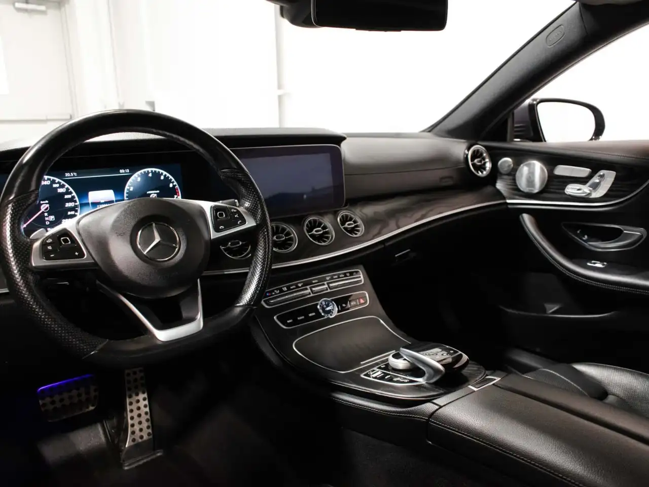 Mercedes-Benz E-Class снимка Mercedes-Benz E-Class