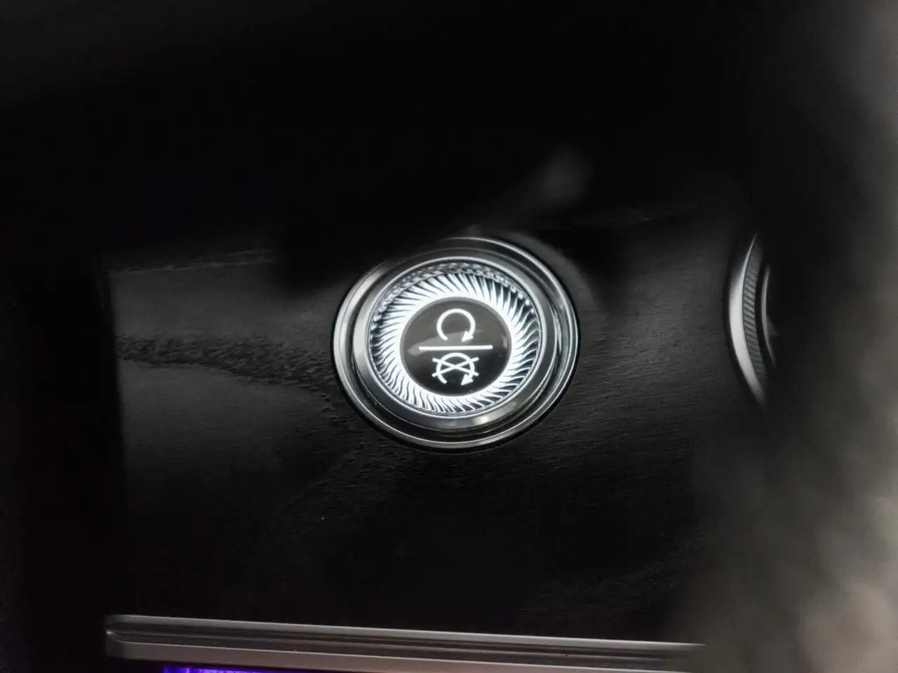 Mercedes-Benz E-Class снимка Mercedes-Benz E-Class