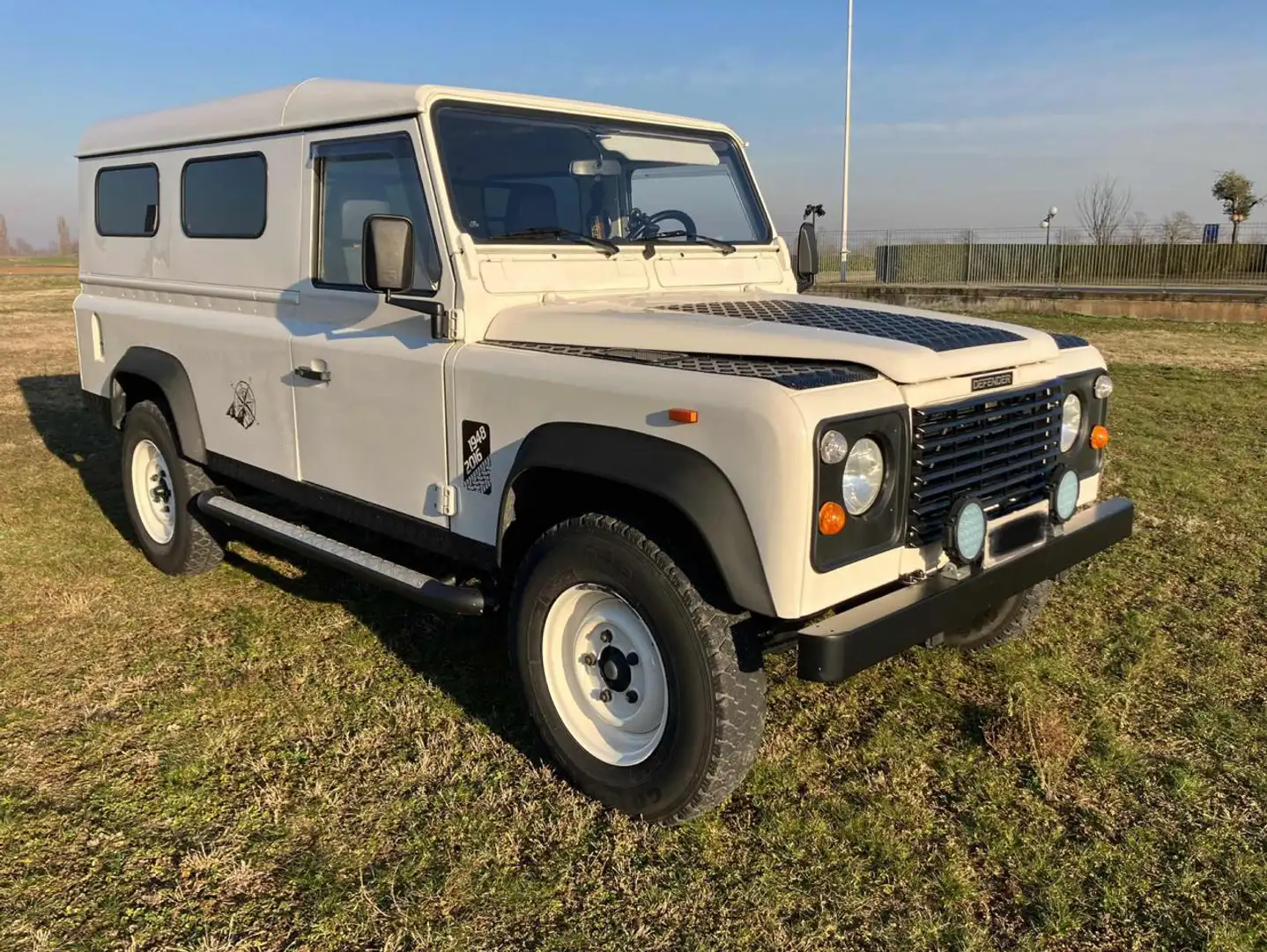 Land Rover Defender 110 HTC 200 TDI 2.5 SW Bílá - 2