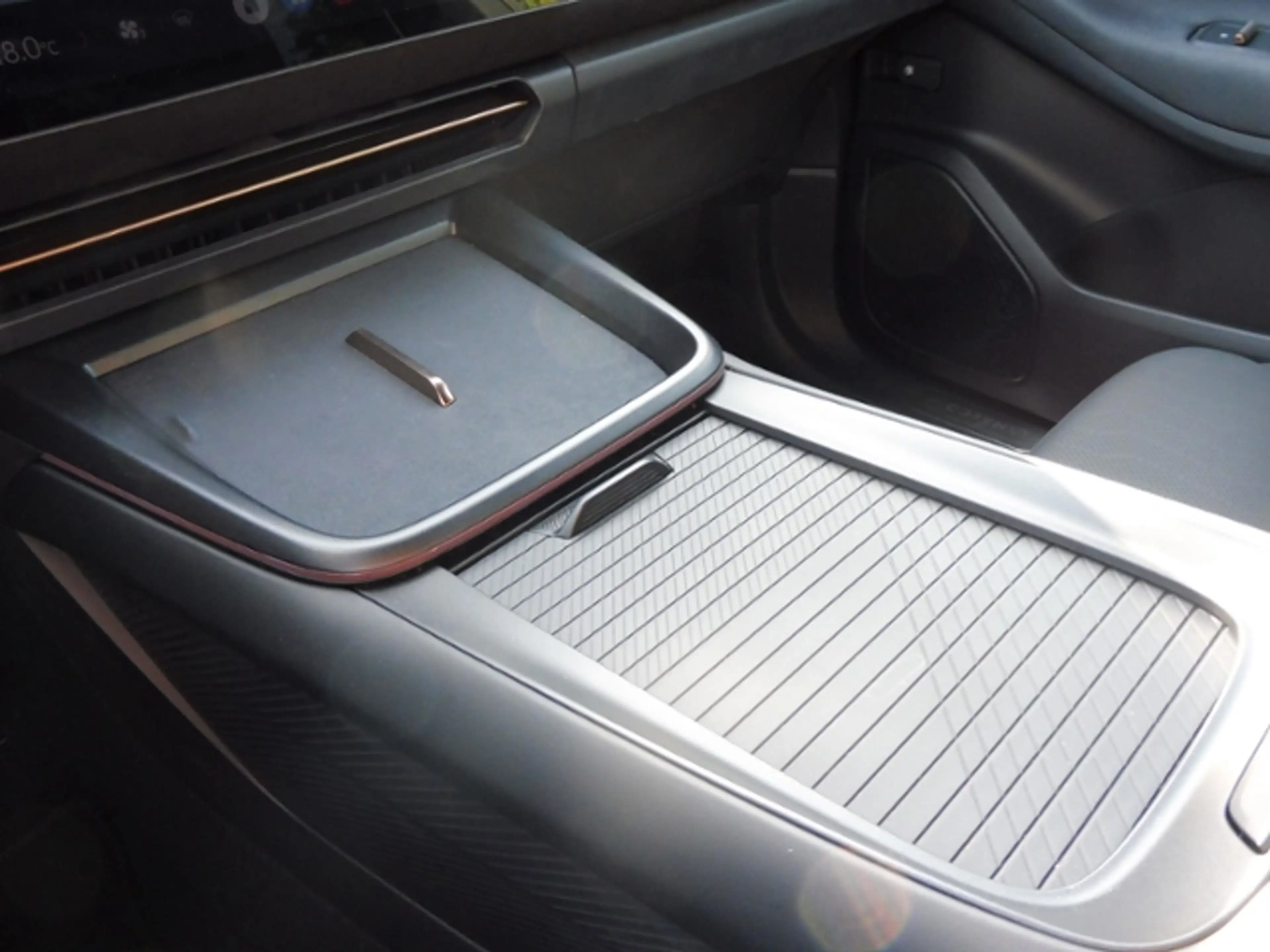 Lynk & Co 08 1.5 T PHEV 257 kW More — photo 14