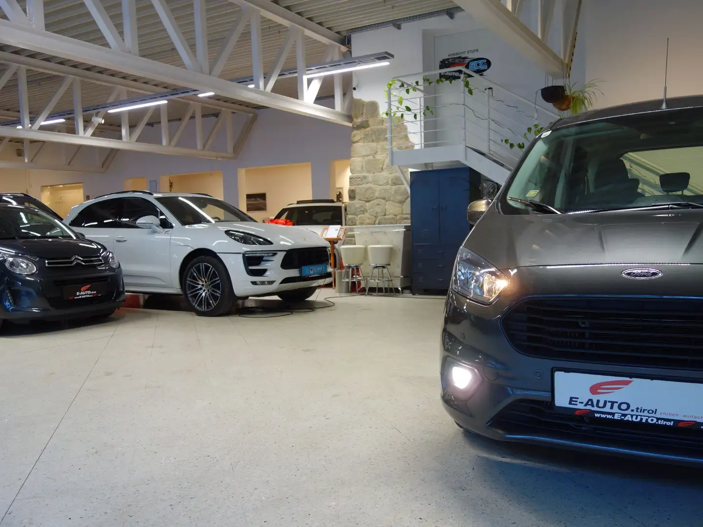 Ford Tourneo Courier EcoBoost *ERSTBESITZ *2x SCHIEBETÜRE *TREND Schwarz - 2