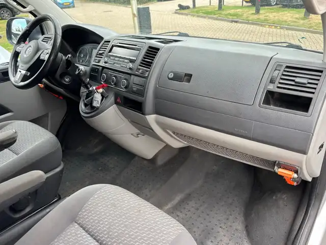 Volkswagen Transporter view 11
