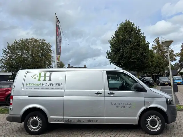 Volkswagen Transporter view 4