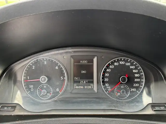 Volkswagen Transporter view 15