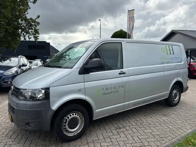 Volkswagen Transporter view 3