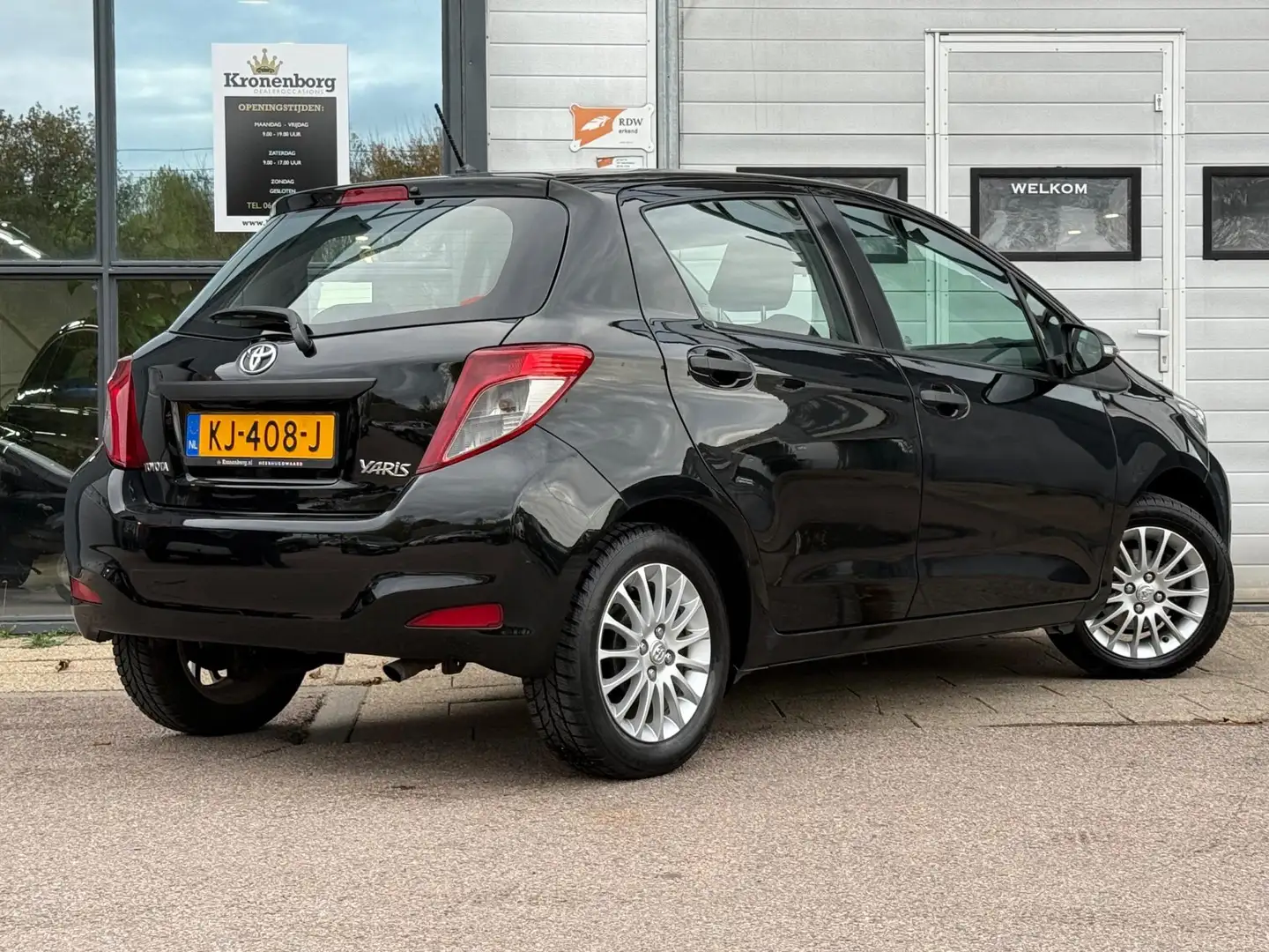 Toyota Yaris 1.3 VVT-i Aspiration, NAP, APK, AIRCO Zwart - 2