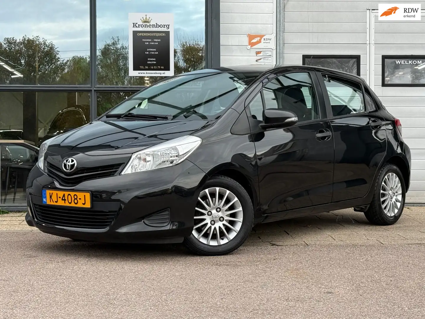 Toyota Yaris 1.3 VVT-i Aspiration, NAP, APK, AIRCO Zwart - 1
