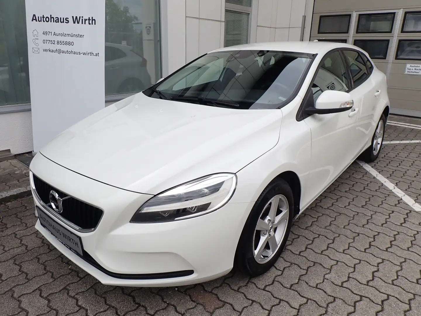 Volvo V40 D2 Kinetic  LED-Scheinw. / NAVI / Zahnriemen neu Weiß - 1