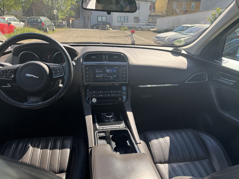 Jaguar F-Pace Portfolio AWD — photo 11