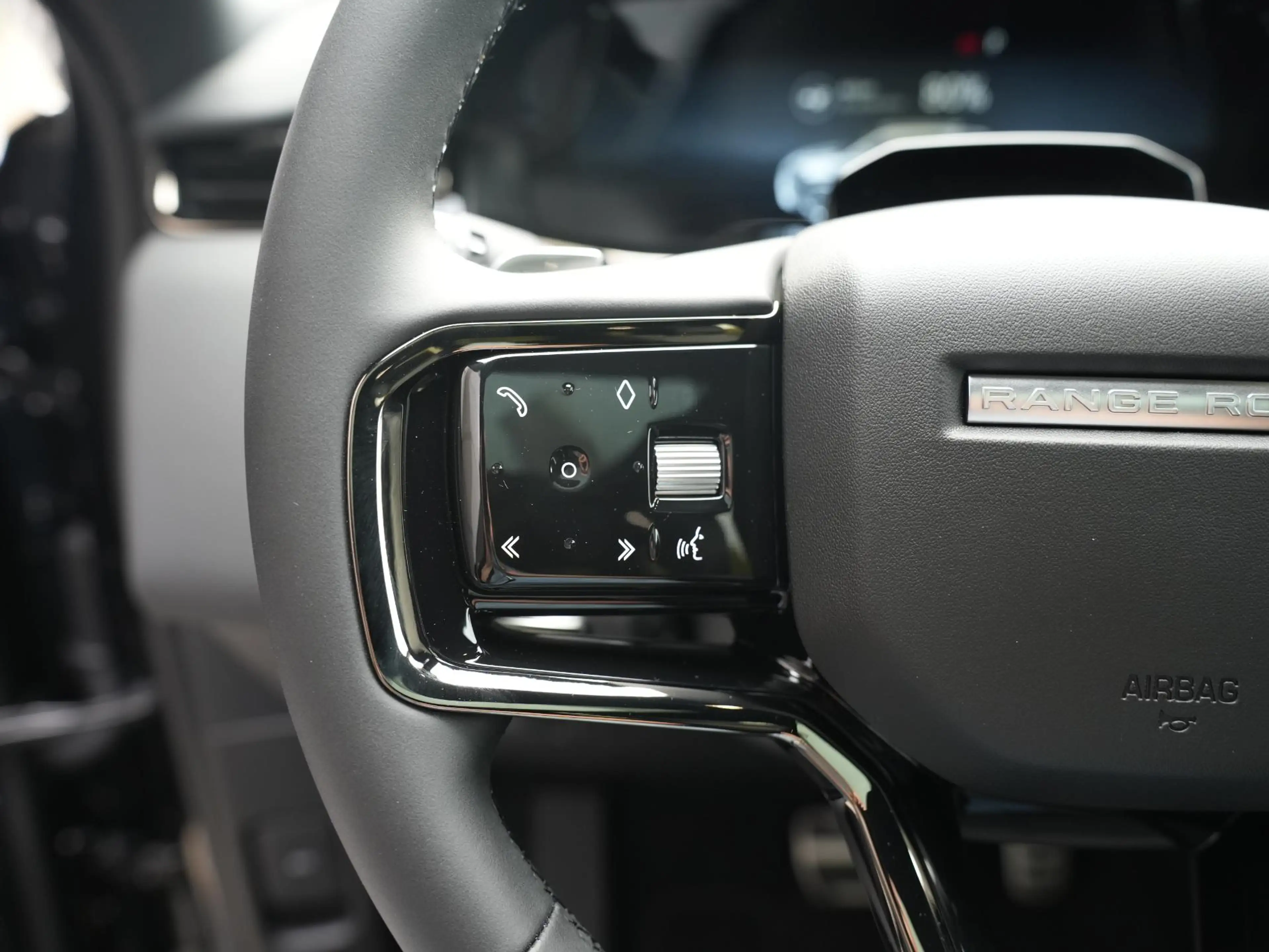 Land Rover Range Rover Evoque P270e PHEV AWD Hoxton Edition Black | Black Pack | — photo 17