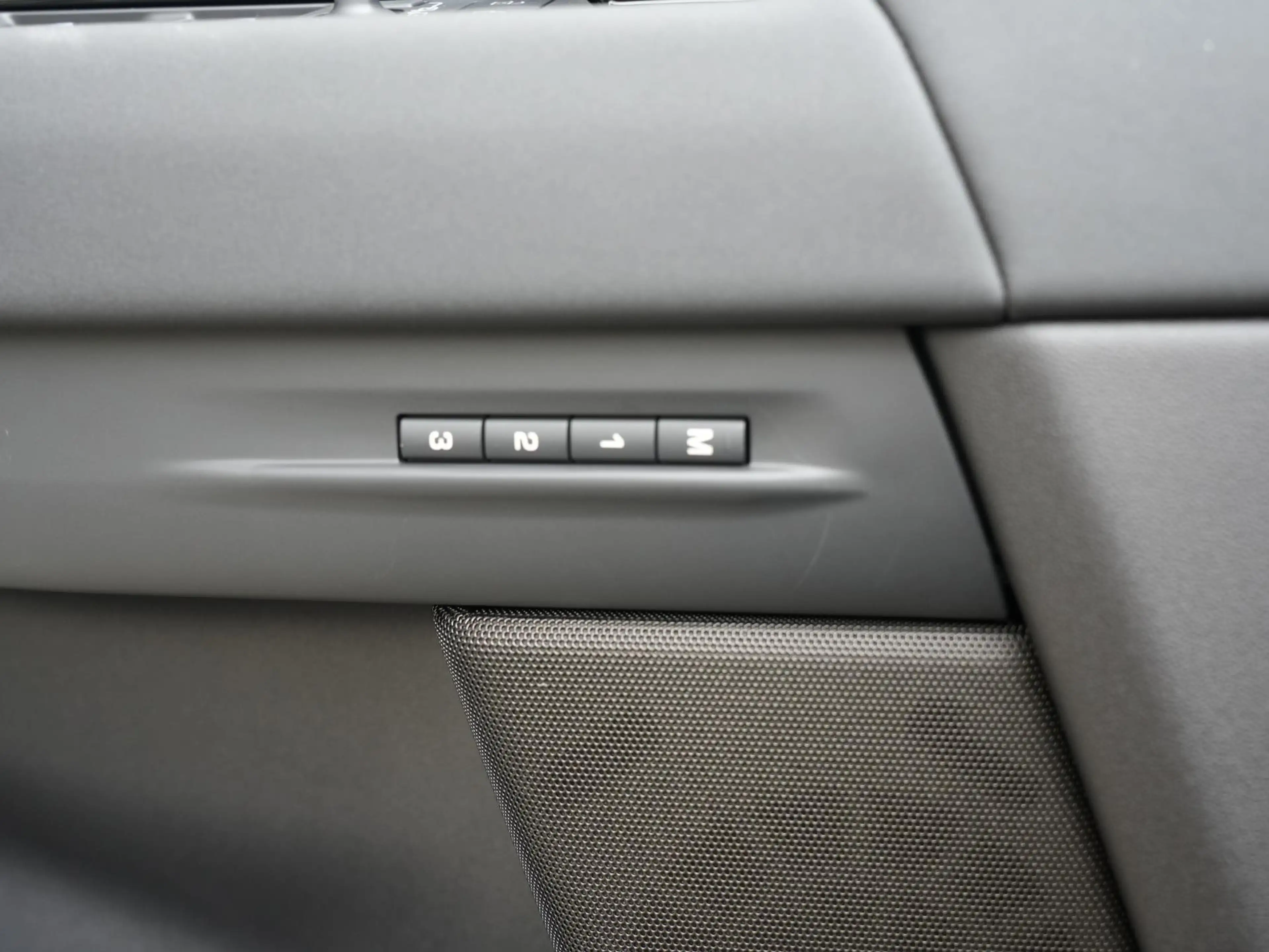 Land Rover Range Rover Evoque P270e PHEV AWD Hoxton Edition Black | Black Pack | — photo 14