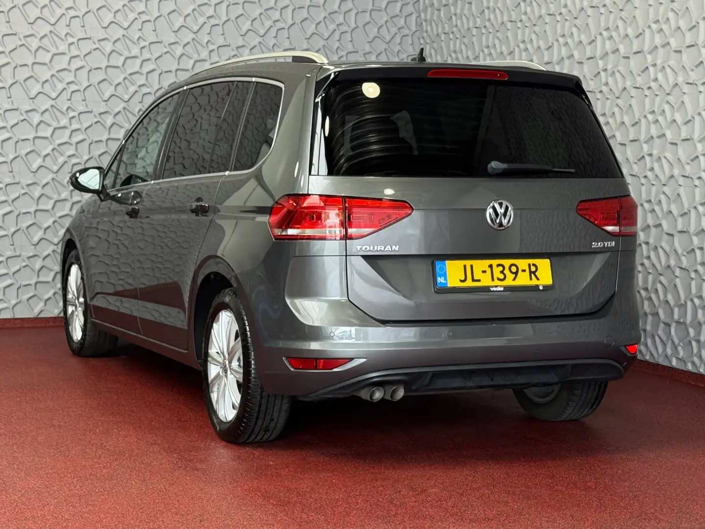 Volkswagen Touran 2.0 TDI 150PK 6VERS HIGHLINE 7 PERS NAVI STOELVERW Grijs - 2