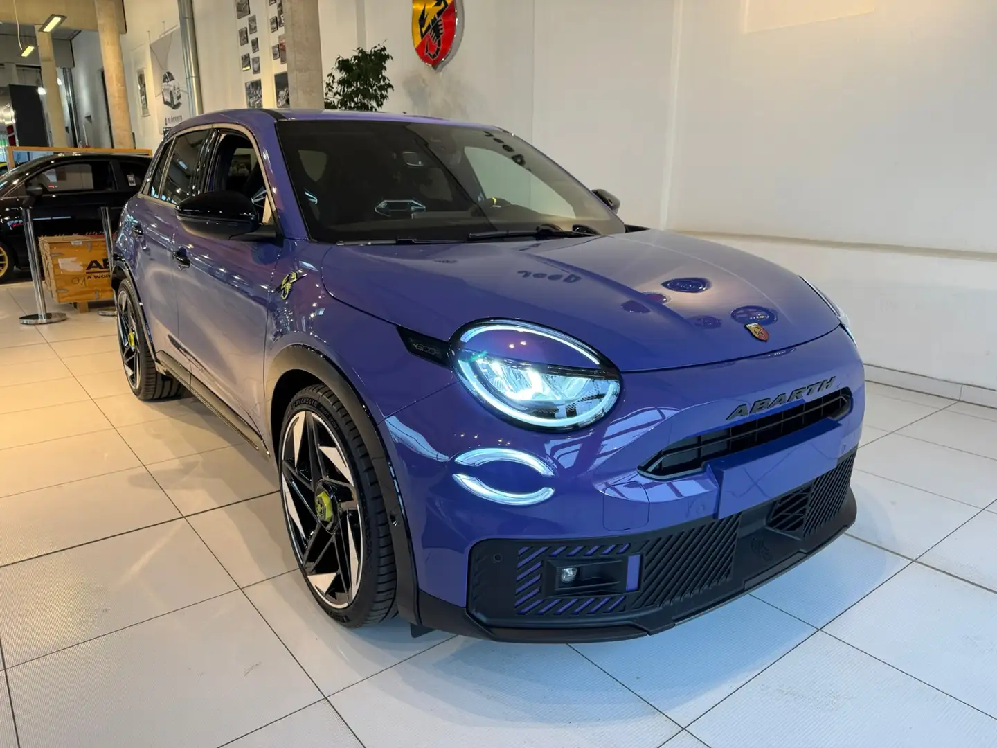 Abarth 600e Skorpionissima 280 PS Fialová - 2
