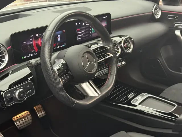 Mercedes-Benz 250 view 3