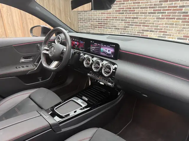 Mercedes-Benz 250 view 11