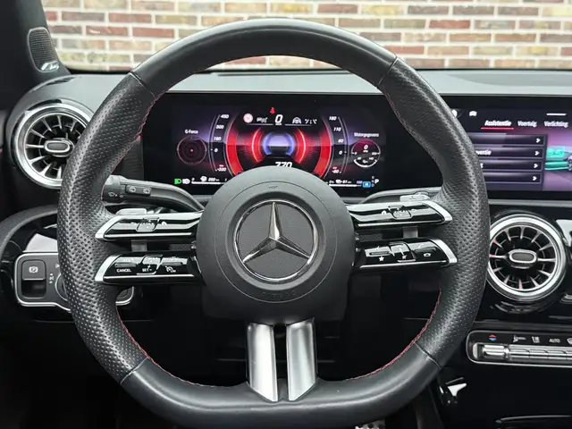Mercedes-Benz 250 view 9