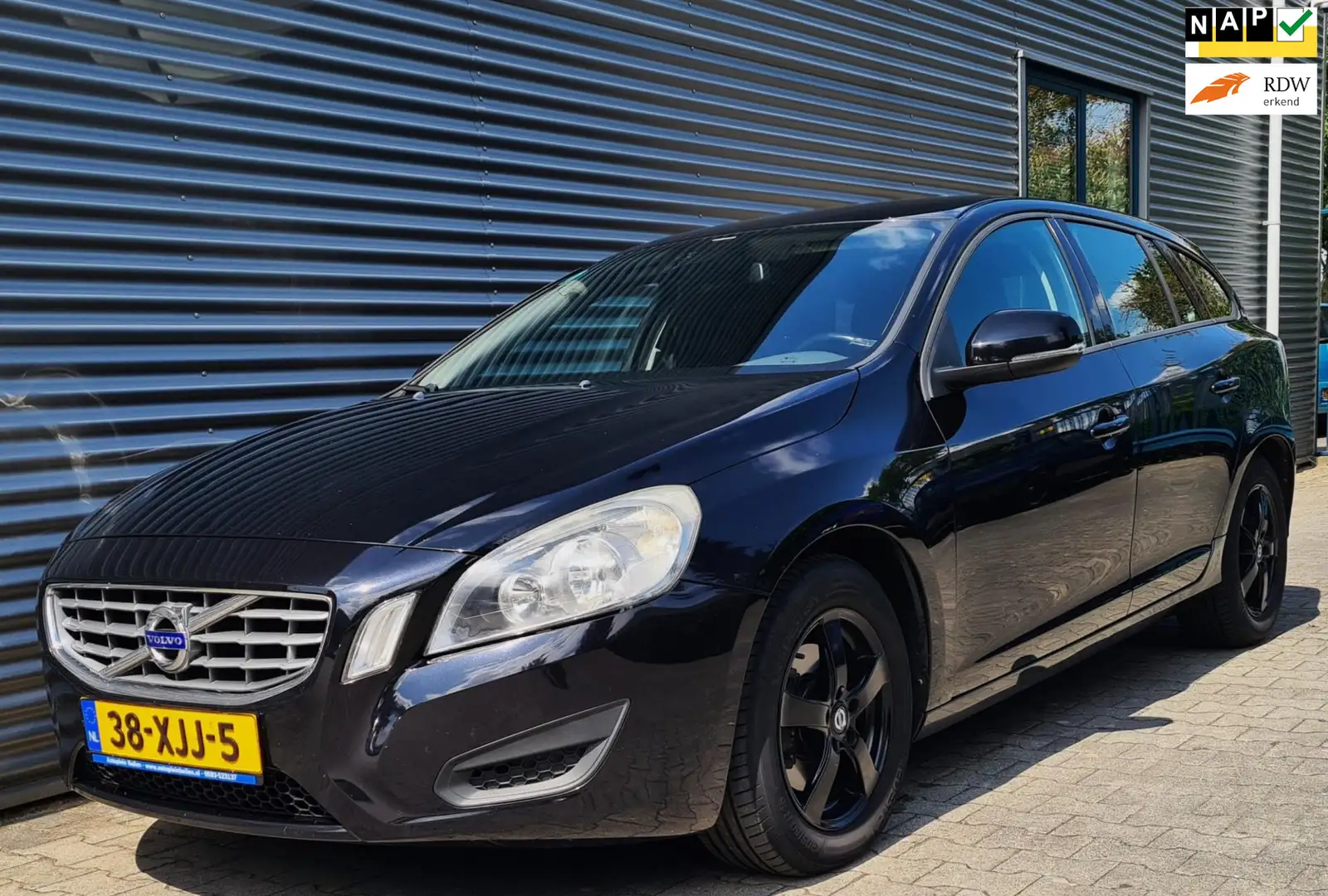 Volvo V60 1.6 T3 Kinetic 06-2012 Black Sapphire Metallic Noir - 1