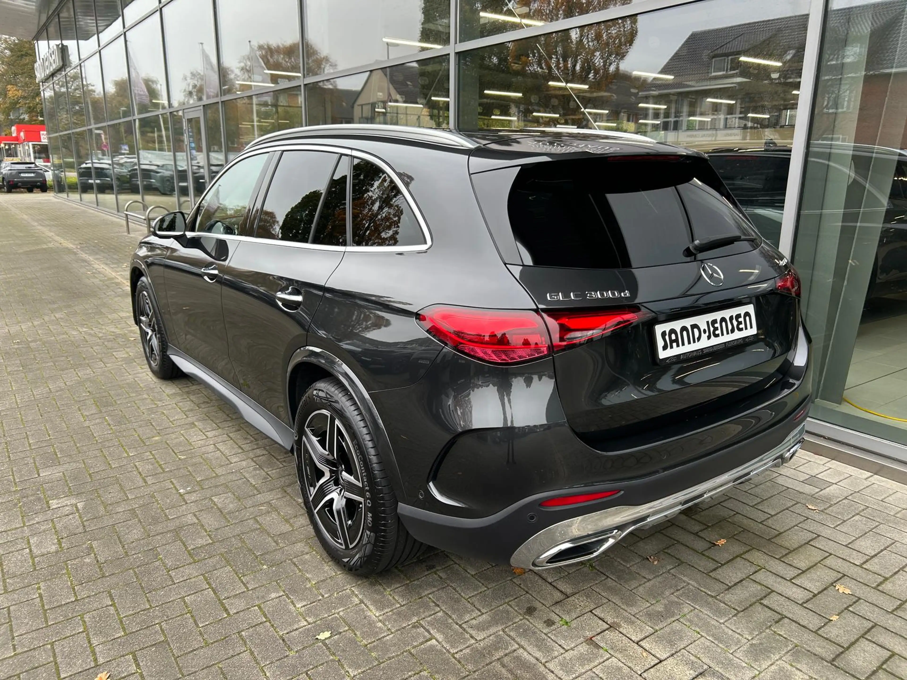 Mercedes-Benz GLC 300 d 4M AMG Prem Fahrass+ Distr AHK ACC 19" — photo 4