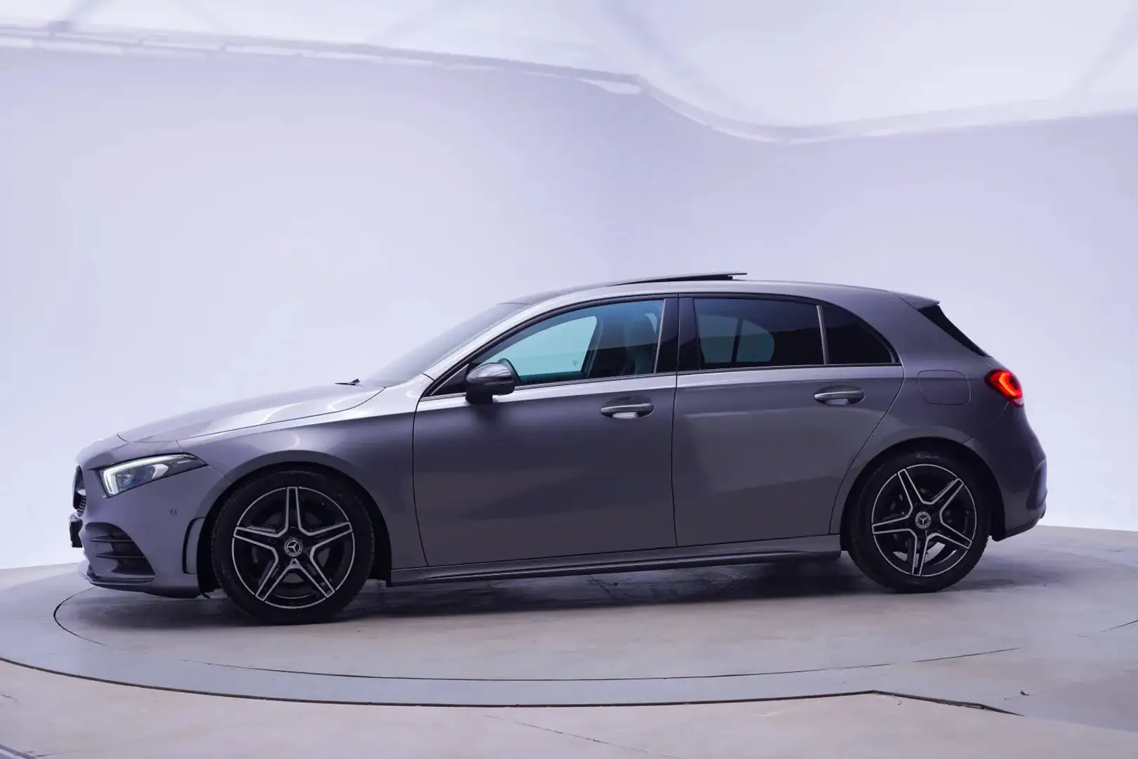 Mercedes-Benz A 180 AMG Line Aut. [ Pano Sfeerverlichting Camera ] Gris - 2