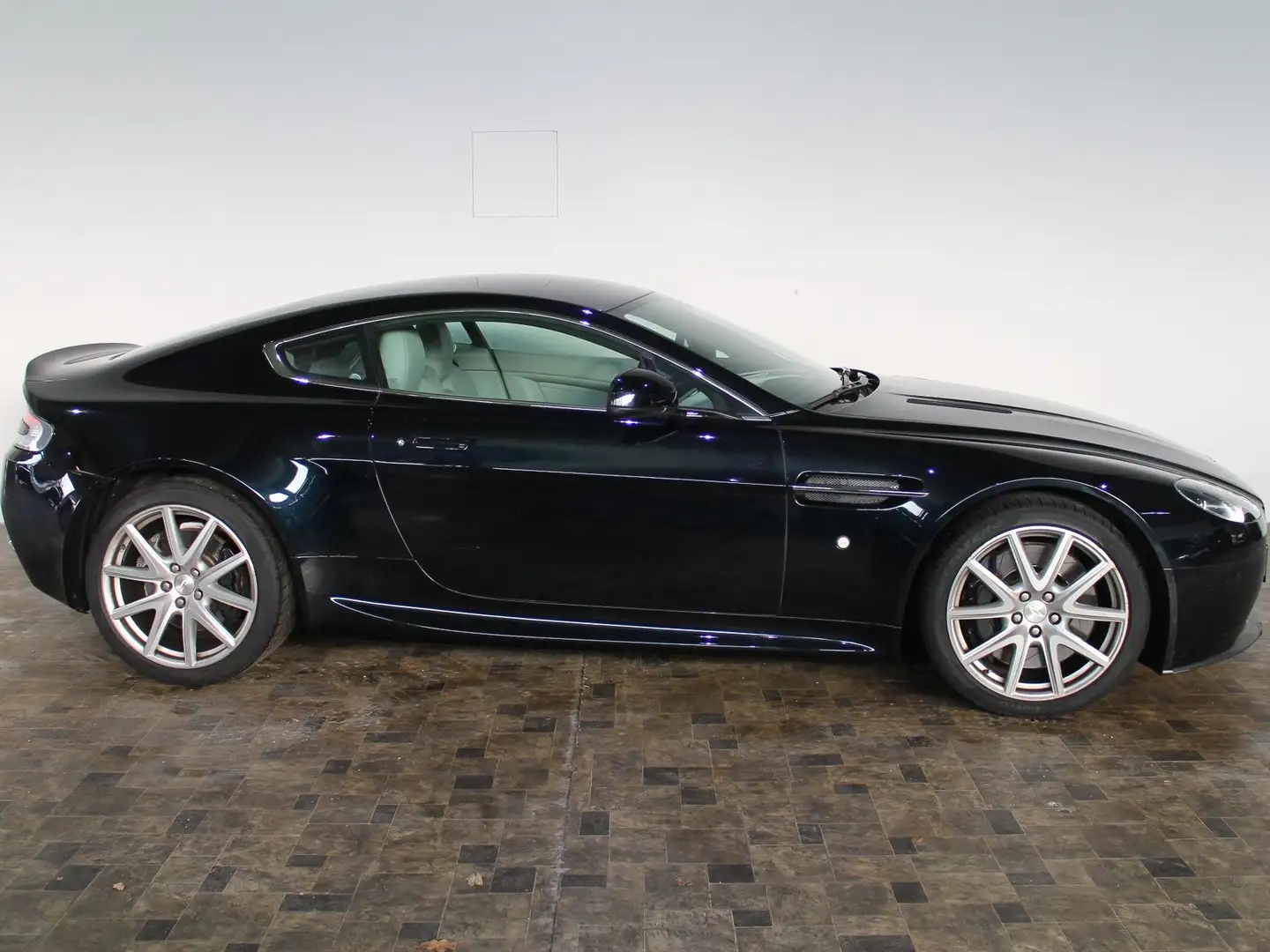 Aston Martin V8 Vantage 4,7i, Scheckheft gepflegt bei Aston Martin Mavi - 2