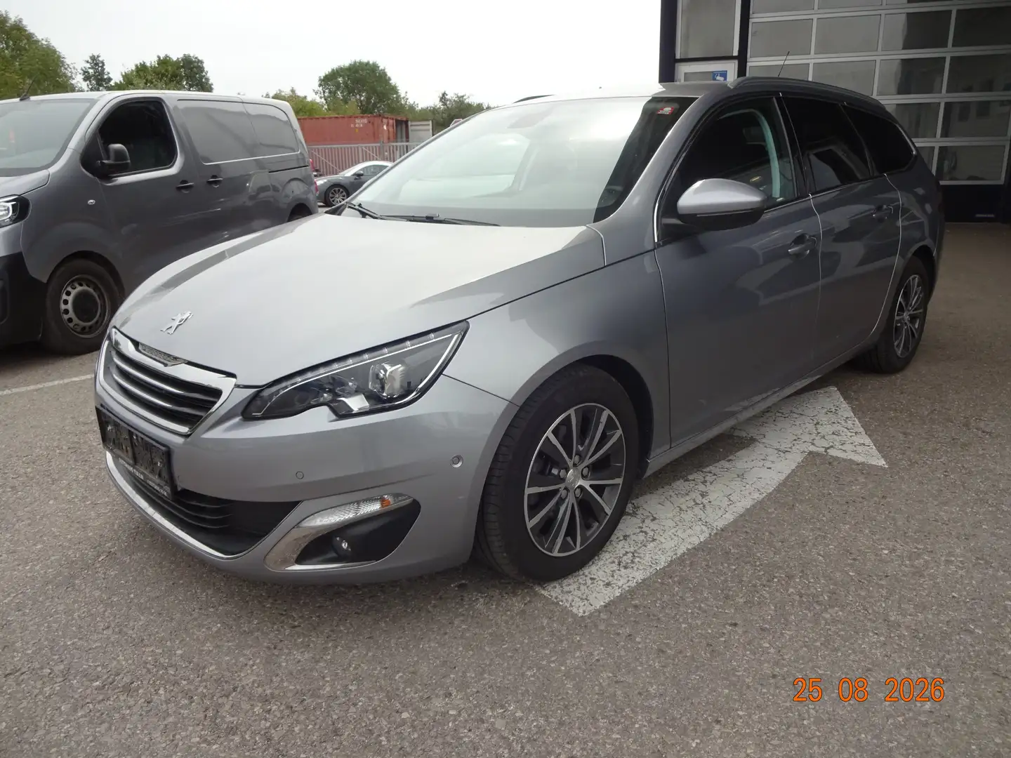 Peugeot 308 SW Allure 1.6 BHDI 120 Automatic Grau - 1