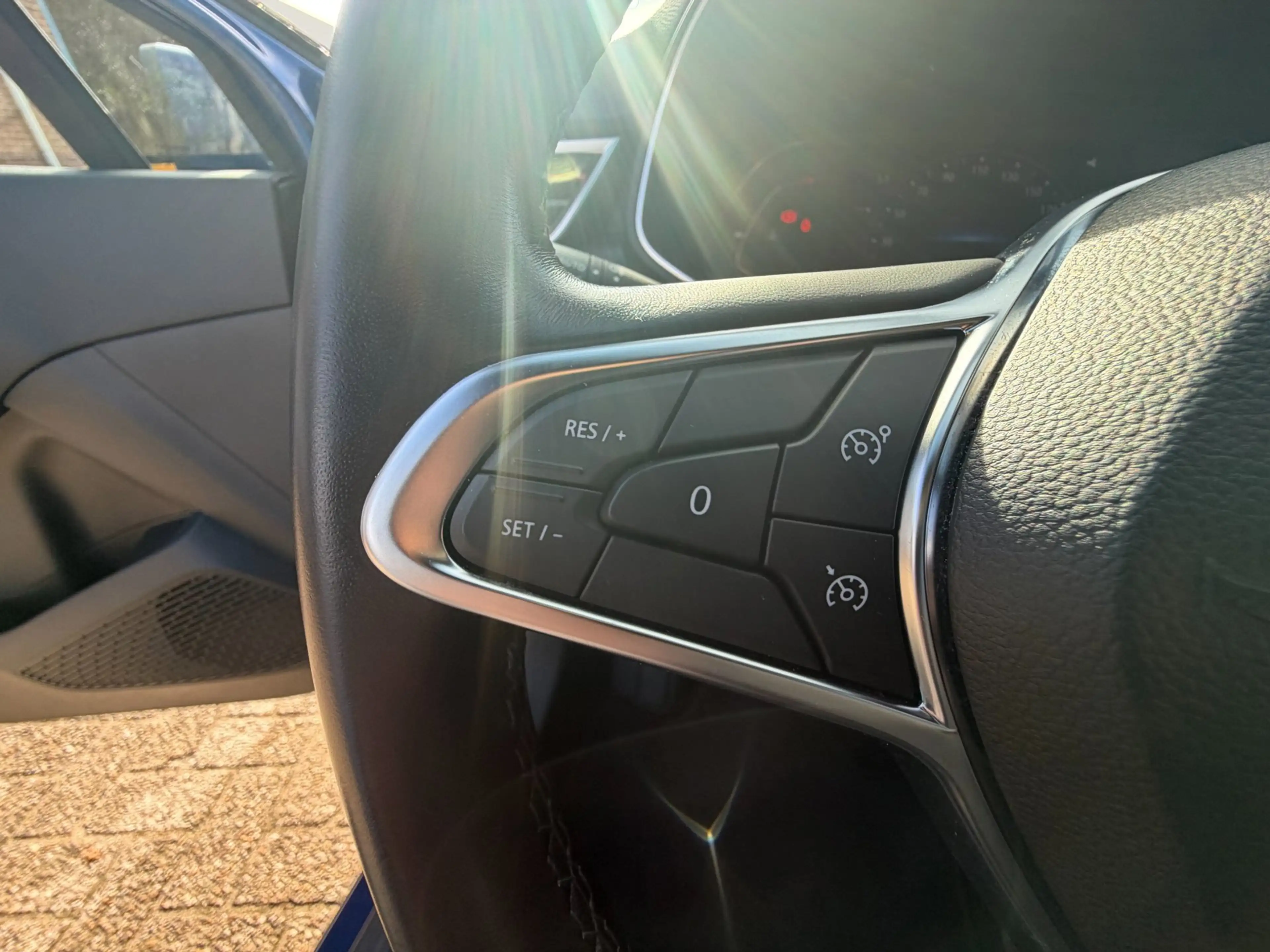 Renault Clio 1.0 TCe Intens — photo 17
