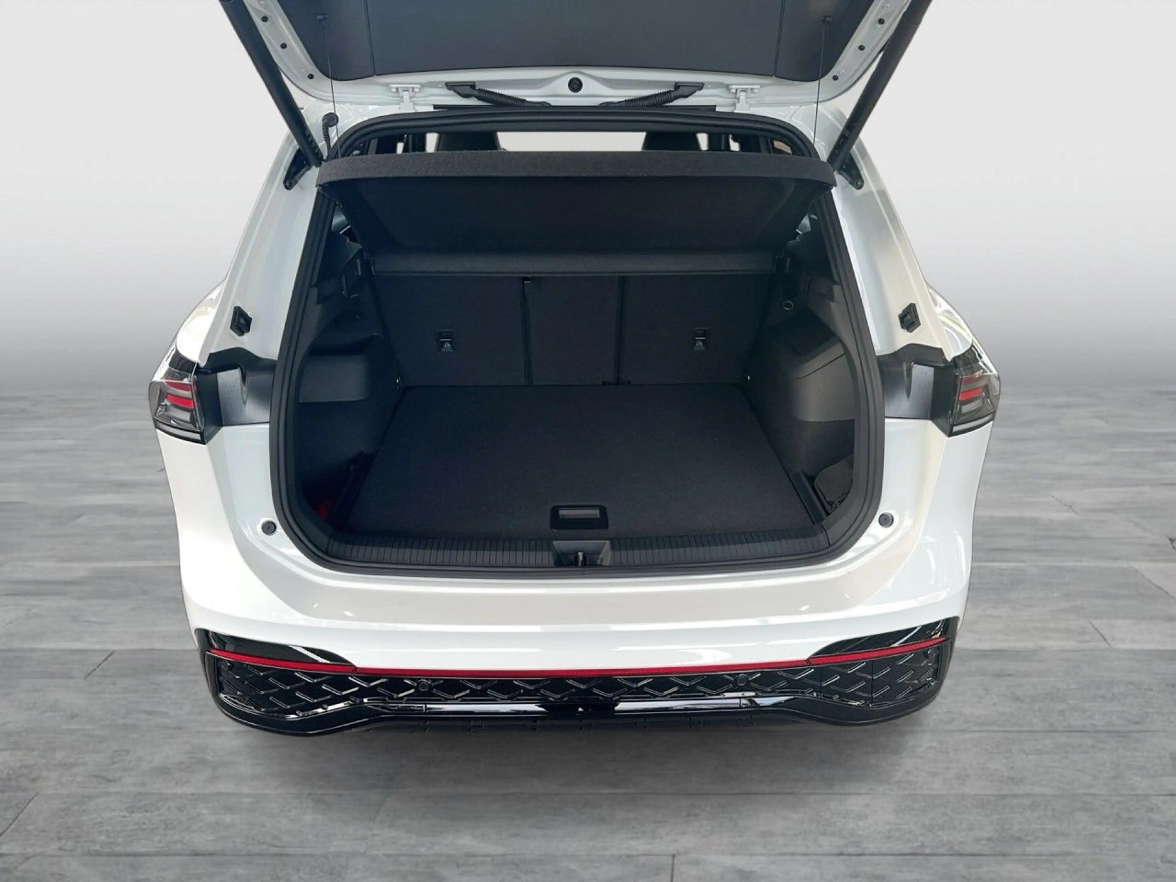Volkswagen Tiguan 1.5 eTSI R-LINE + IQ DRIVE + AHK + MATRIX — photo 6