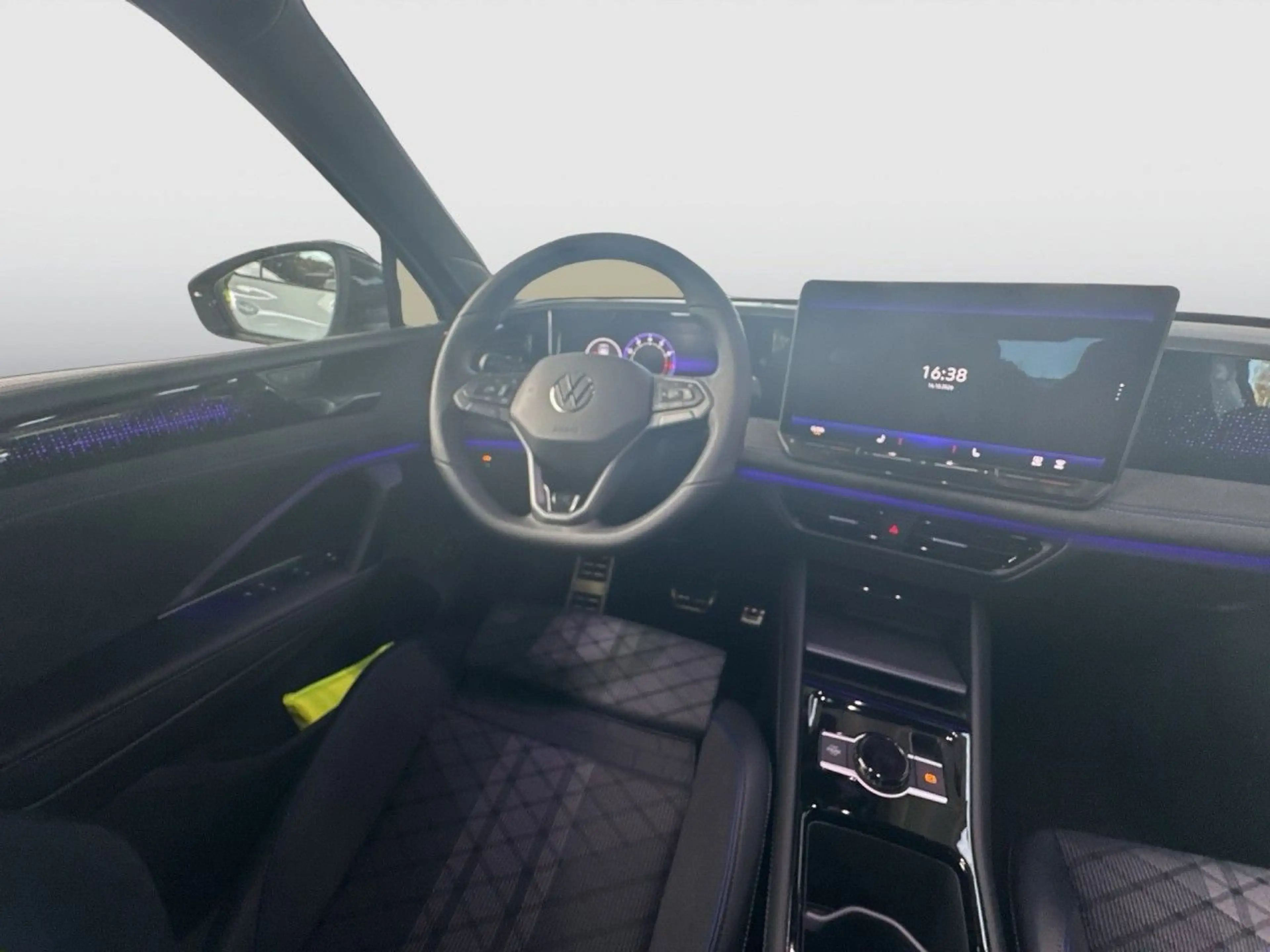 Volkswagen Tiguan 1.5 eTSI R-LINE + IQ DRIVE + AHK + MATRIX — photo 13