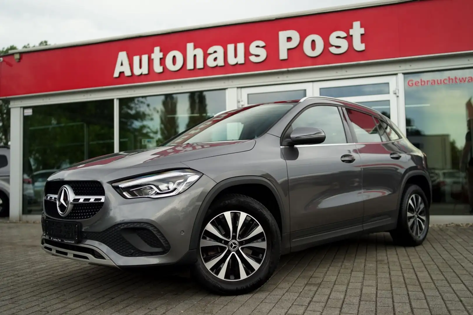 Mercedes-Benz GLA 200 d AHK Kamera LED Panorama Sitzheizung DAB Gris - 1