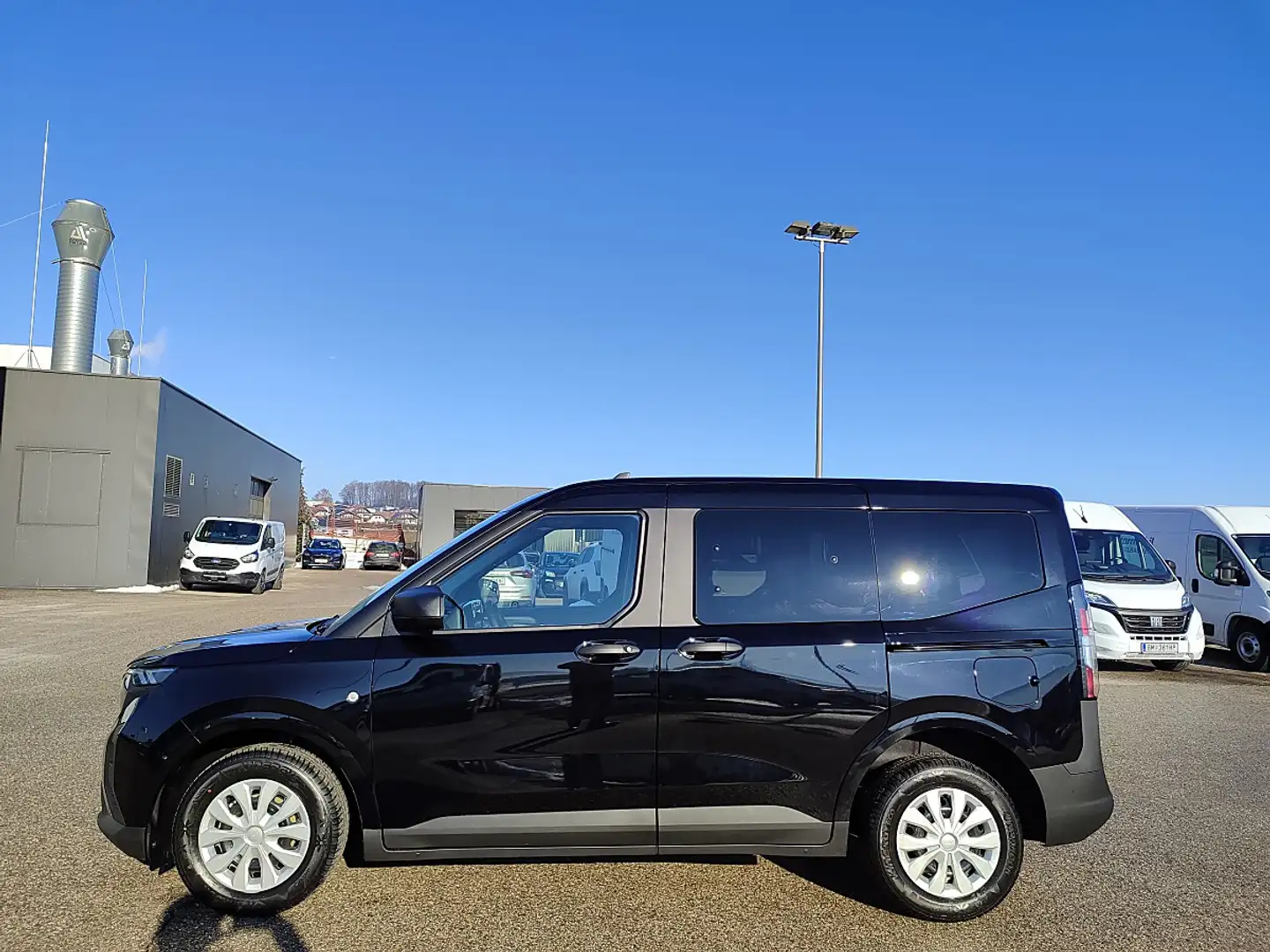 Ford Tourneo Courier 1,0 EcoBoost Trend Schwarz - 2