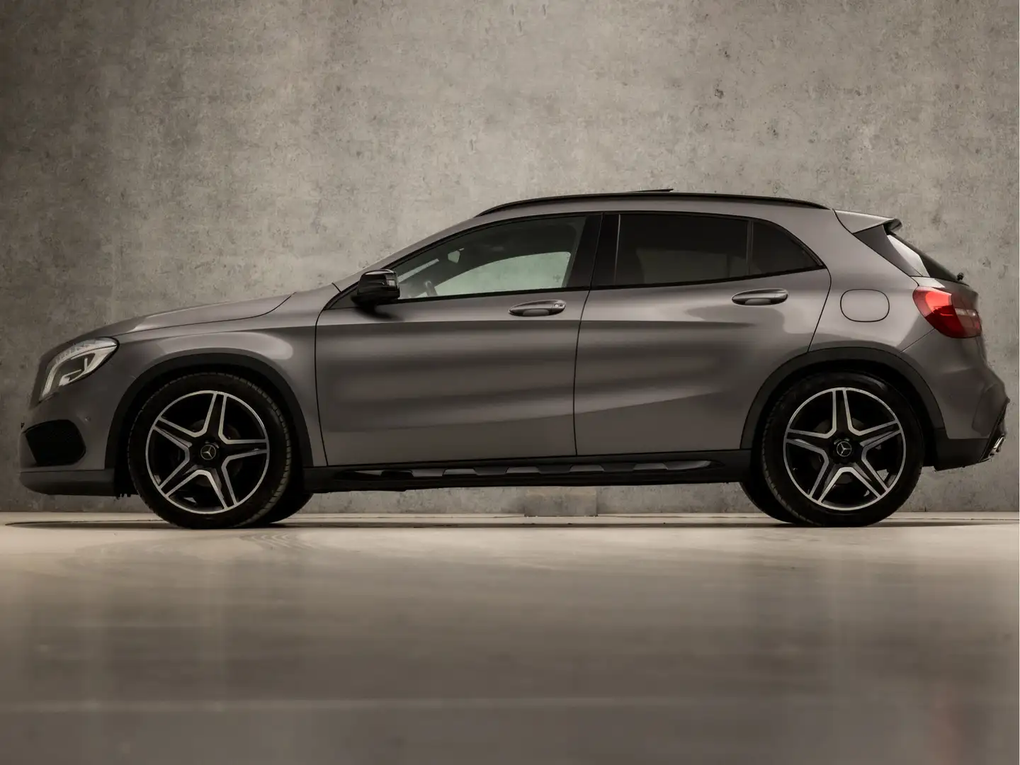 Mercedes-Benz GLA 200 AMG Sport 157Pk Automaat (PANORAMADAK, GROOT NAVI, Grijs - 2