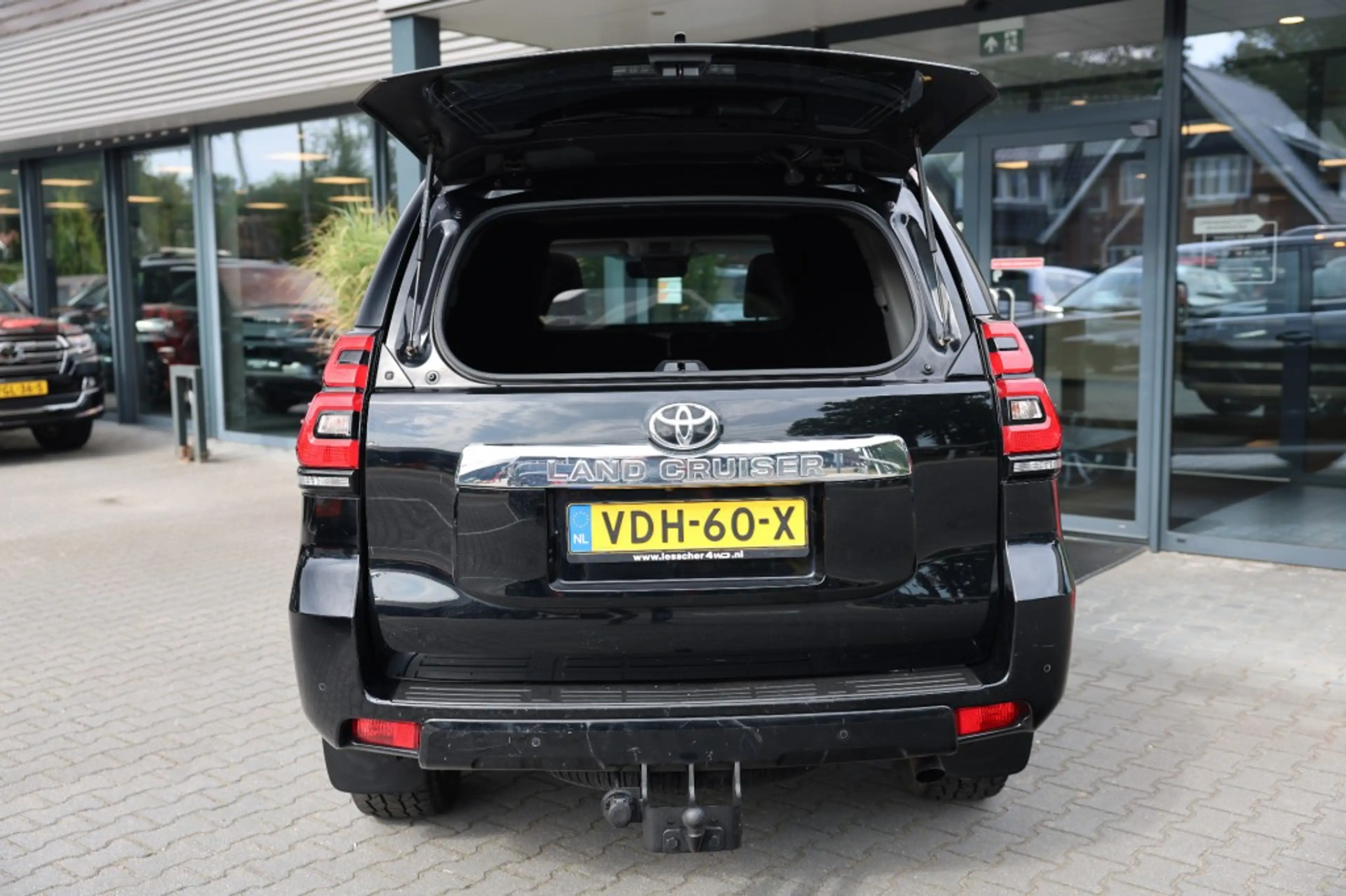 Toyota Land Cruiser 2.8 D-4D 5DRS EXECUTIVE A/T VAN — photo 6