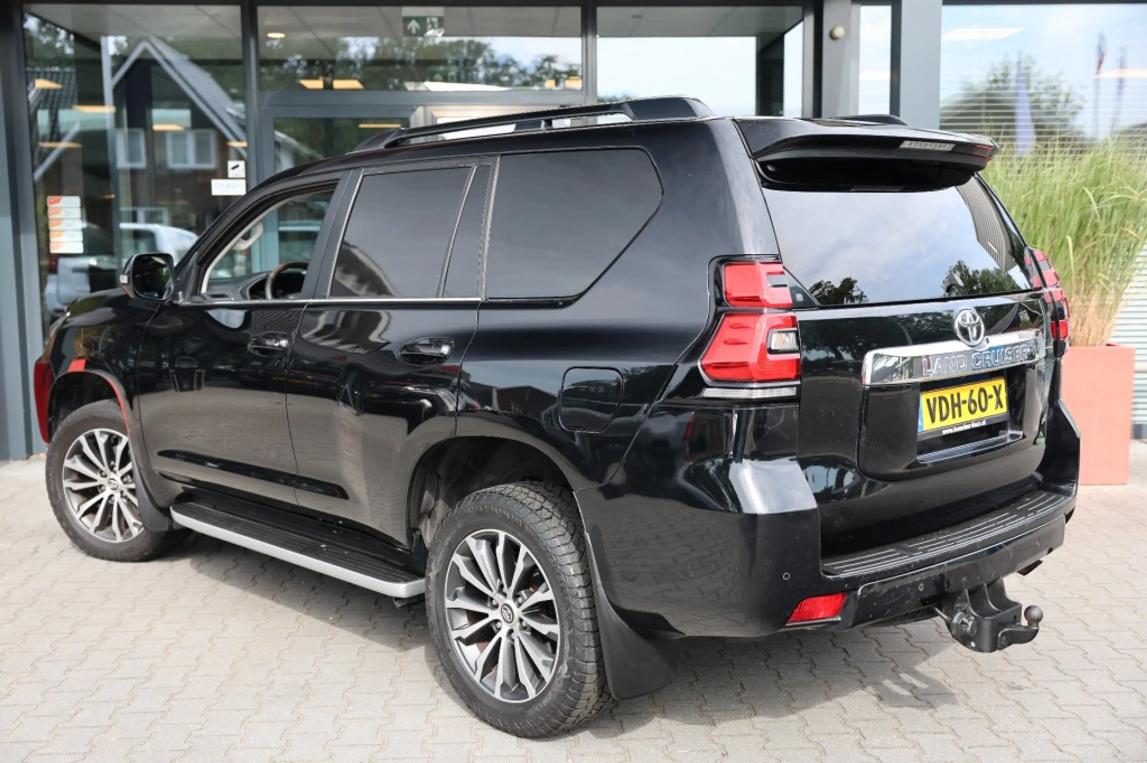 Toyota Land Cruiser 2.8 D-4D 5DRS EXECUTIVE A/T VAN — photo 4