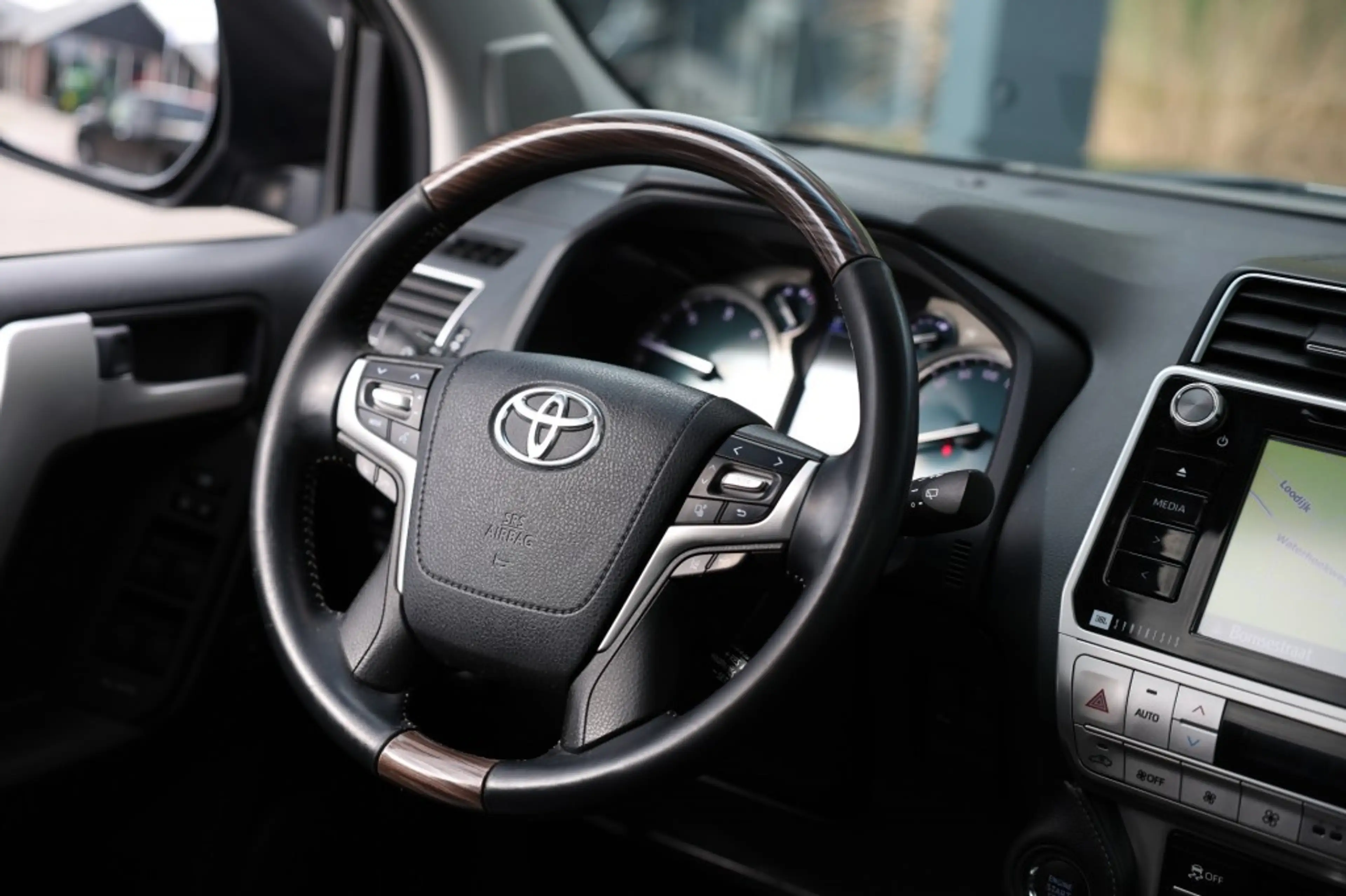 Toyota Land Cruiser 2.8 D-4D 5DRS EXECUTIVE A/T VAN — photo 10