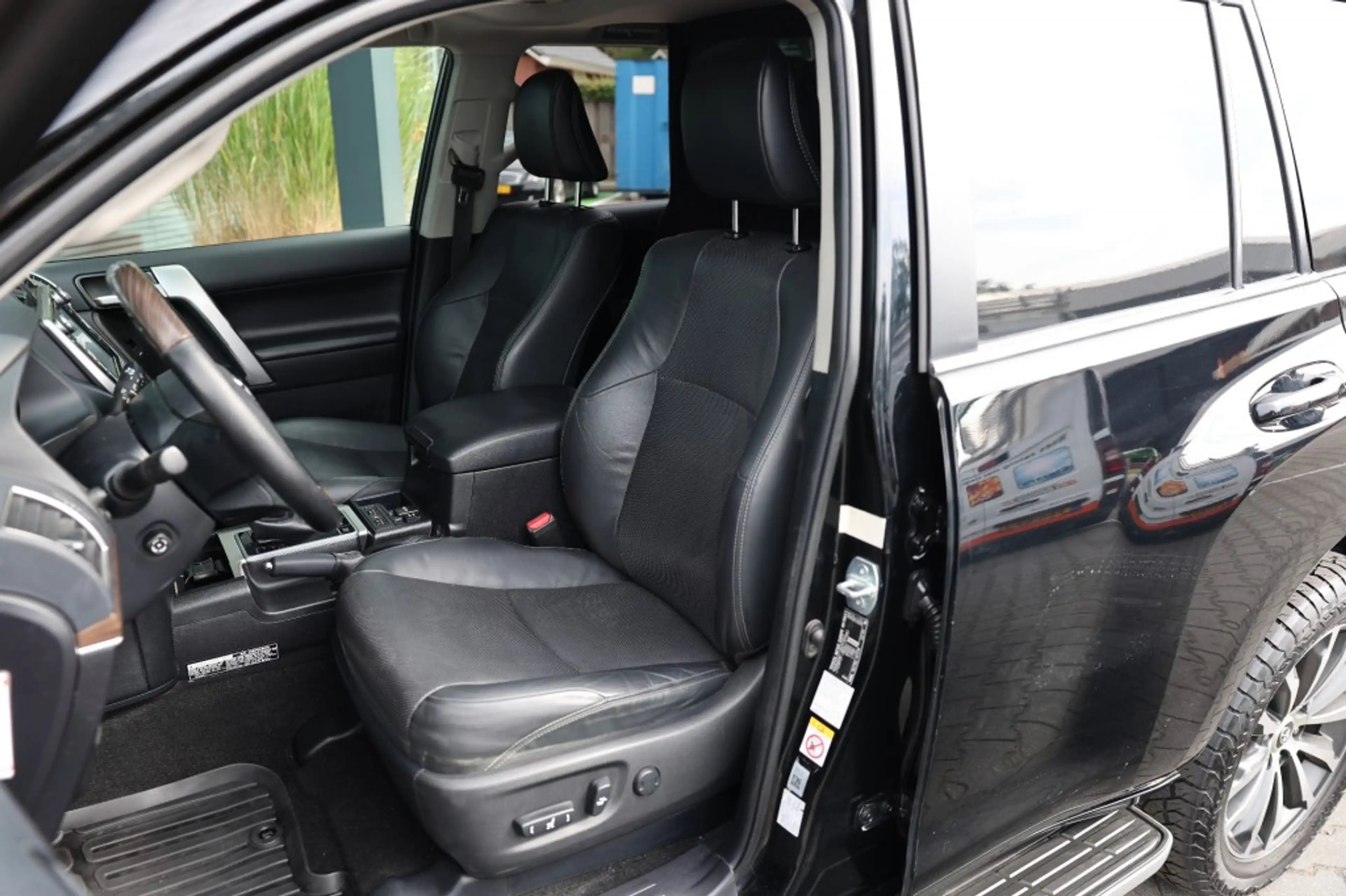 Toyota Land Cruiser 2.8 D-4D 5DRS EXECUTIVE A/T VAN — photo 8