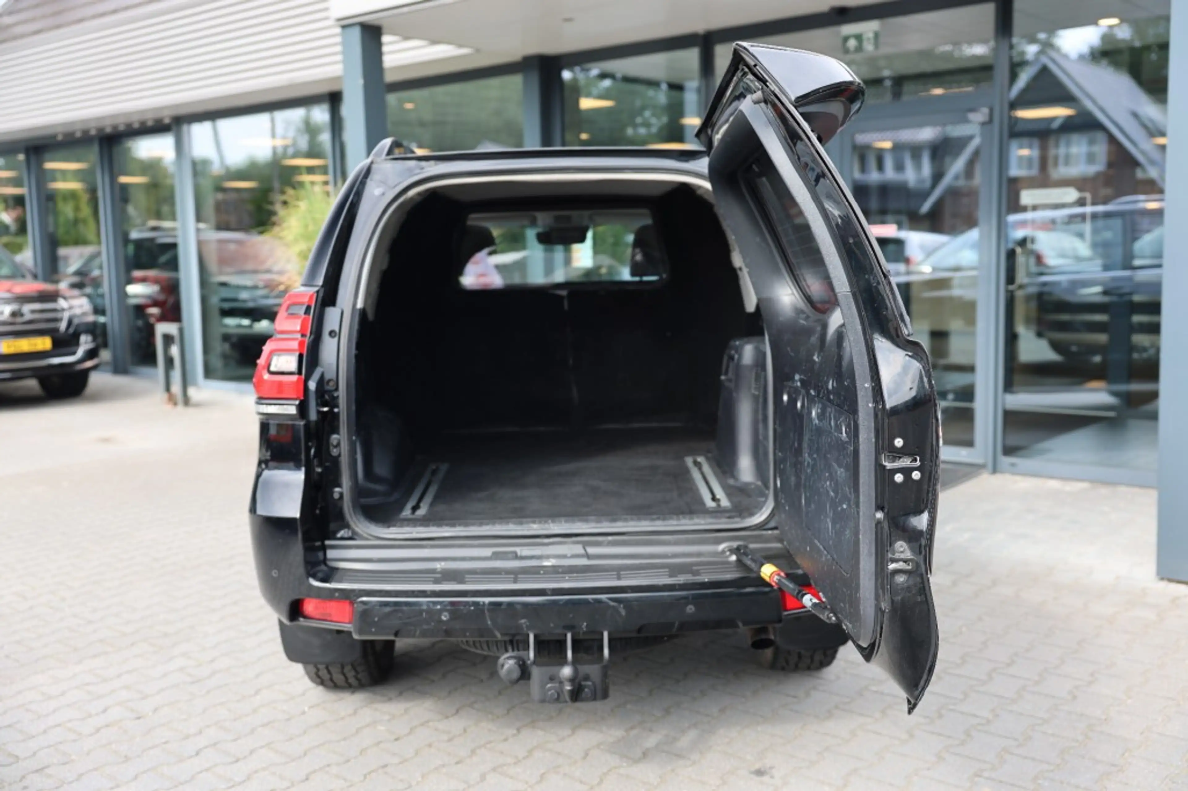 Toyota Land Cruiser 2.8 D-4D 5DRS EXECUTIVE A/T VAN — photo 7