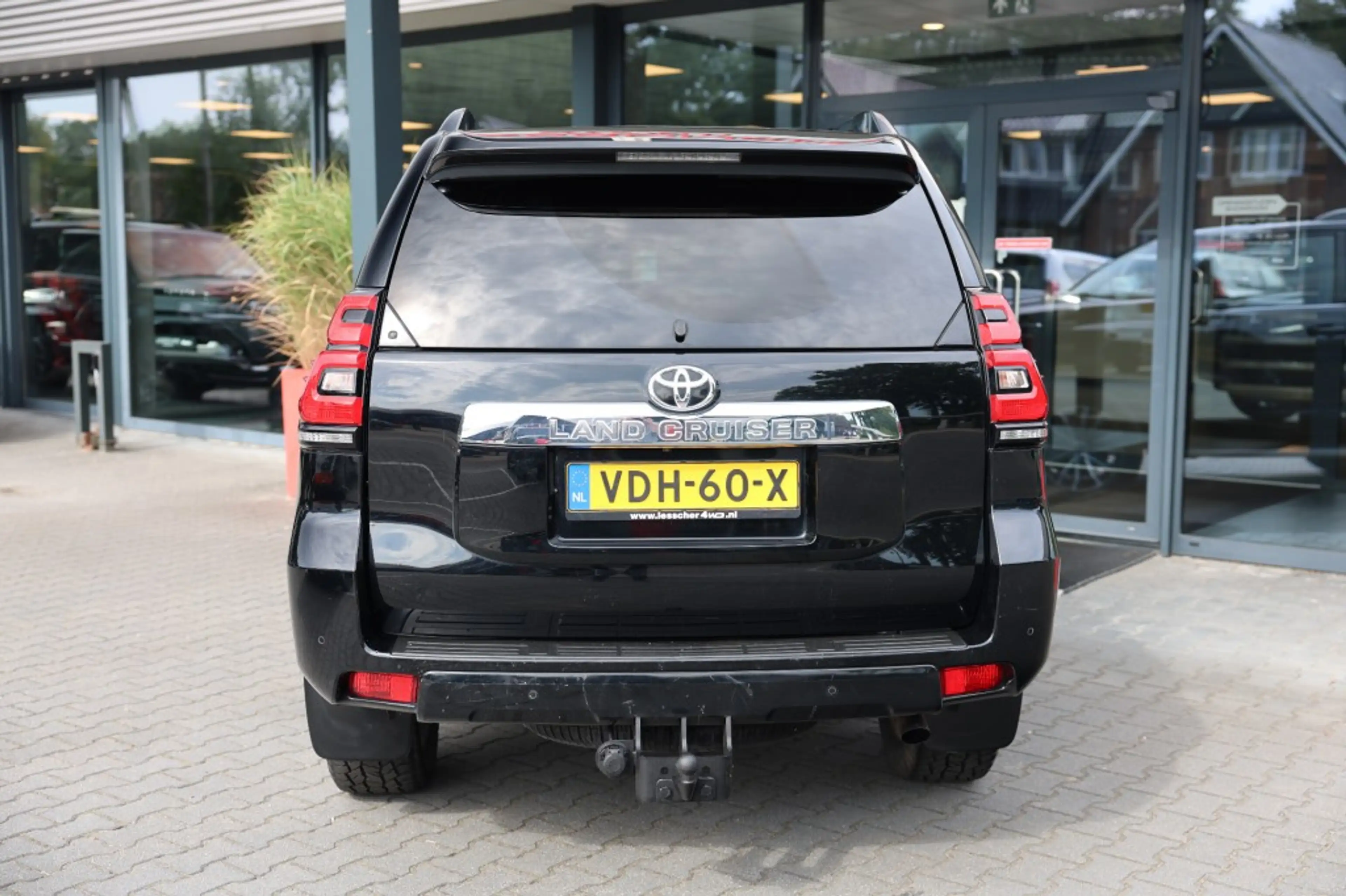 Toyota Land Cruiser 2.8 D-4D 5DRS EXECUTIVE A/T VAN — photo 5