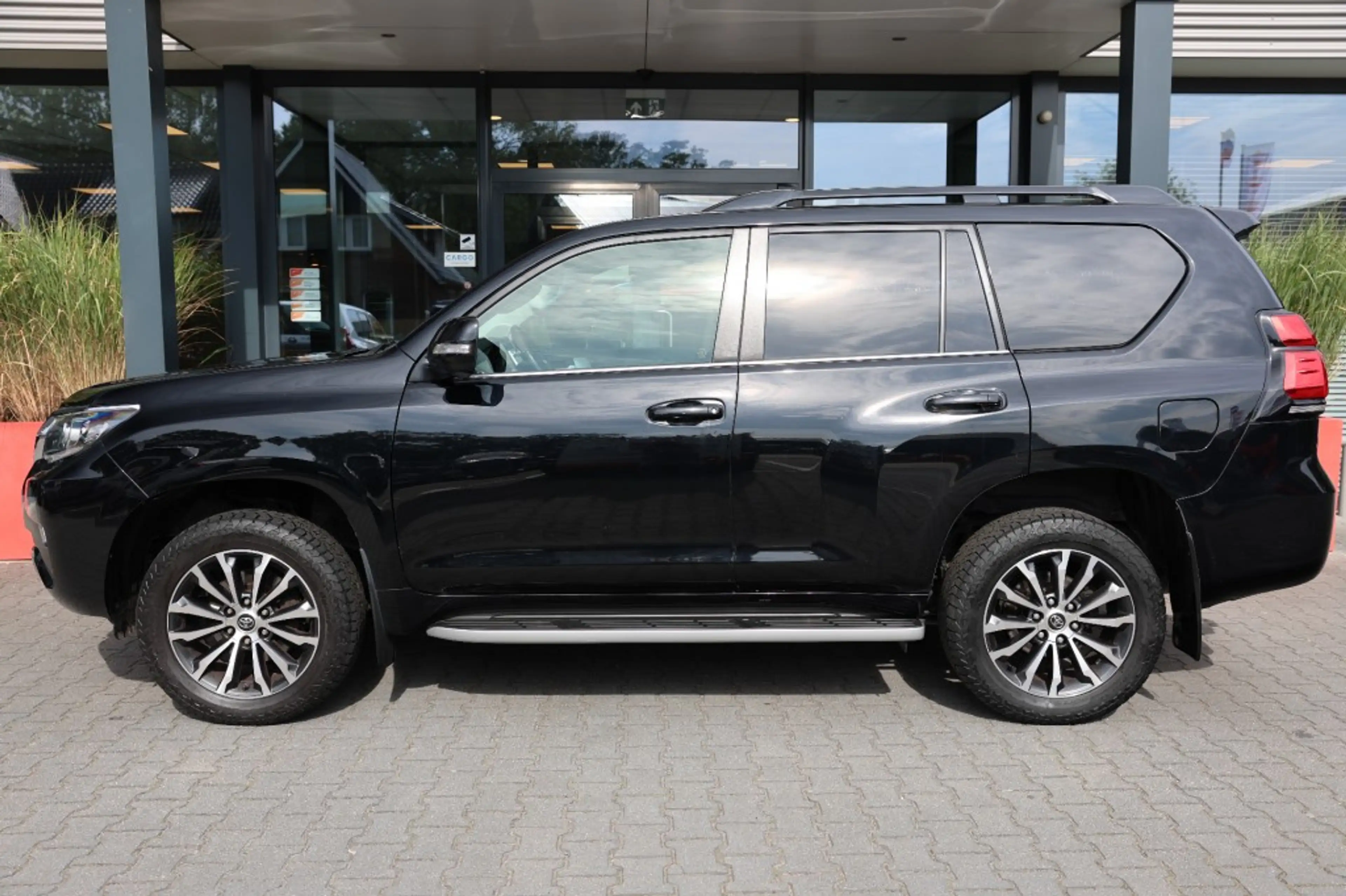 Toyota Land Cruiser 2.8 D-4D 5DRS EXECUTIVE A/T VAN — photo 2