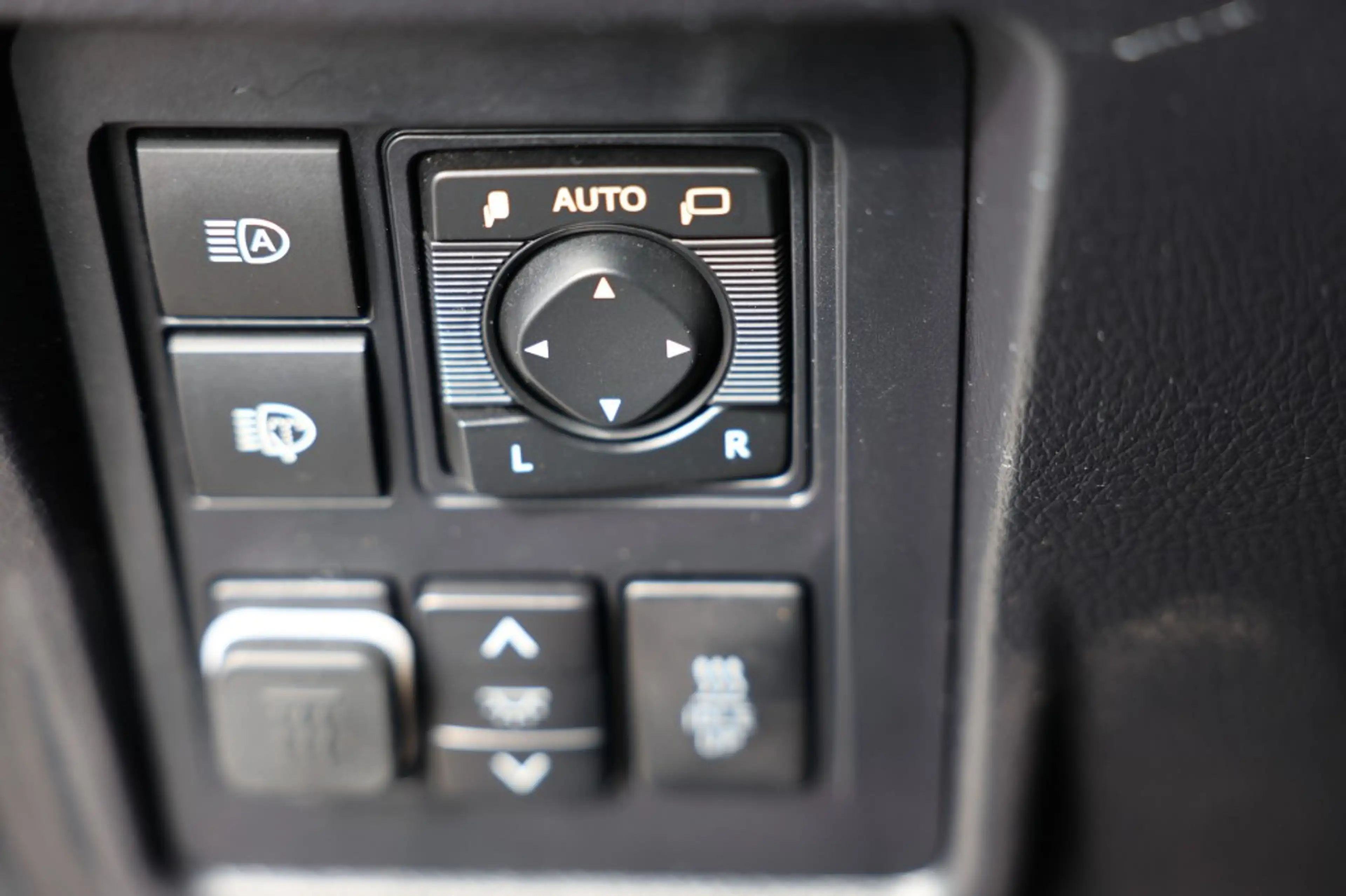 Toyota Land Cruiser 2.8 D-4D 5DRS EXECUTIVE A/T VAN — photo 18