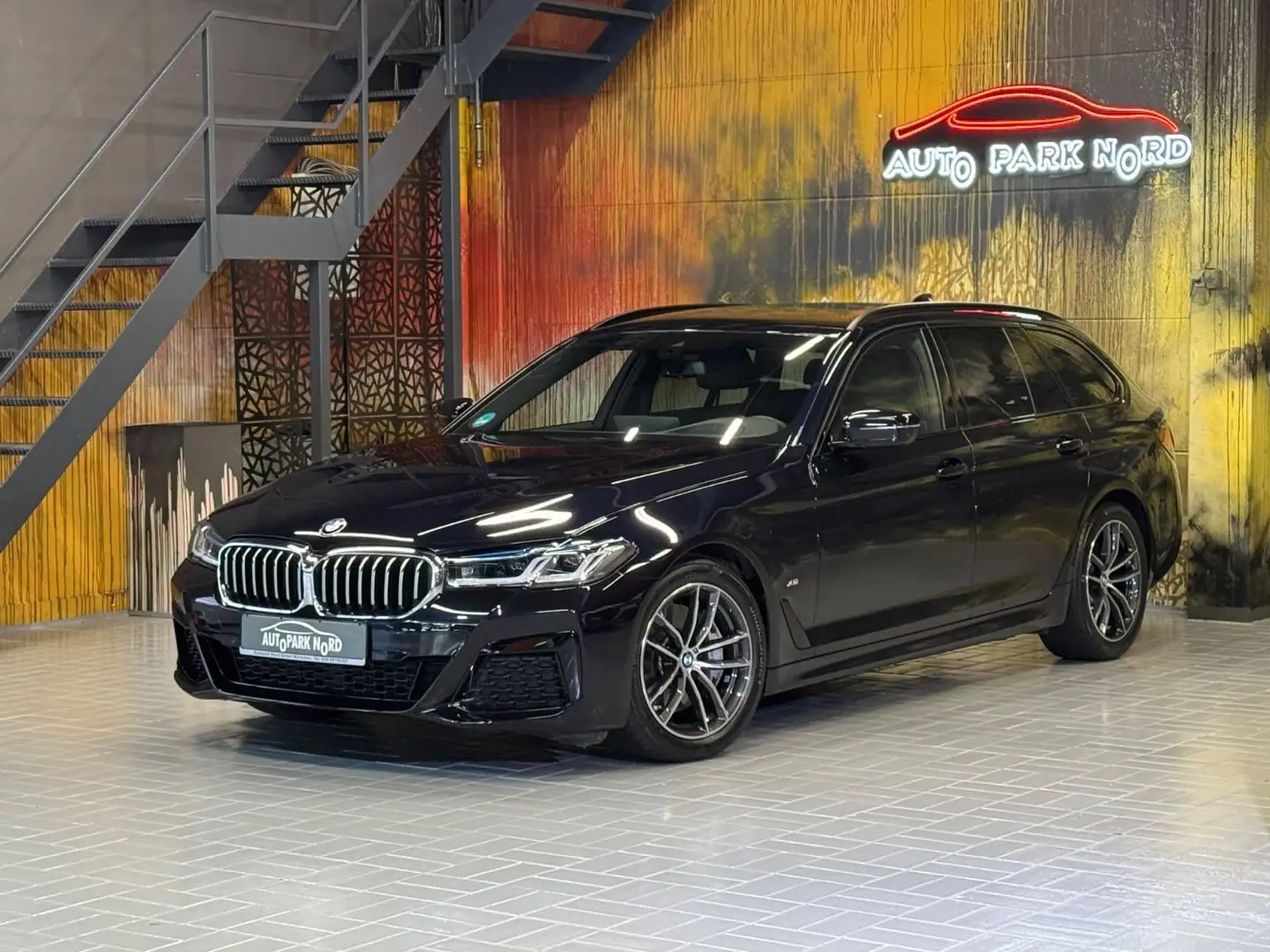 BMW 530 d Touring M Sport~LASER~HEAD-UP~KAMERA~LEDER Schwarz - 1