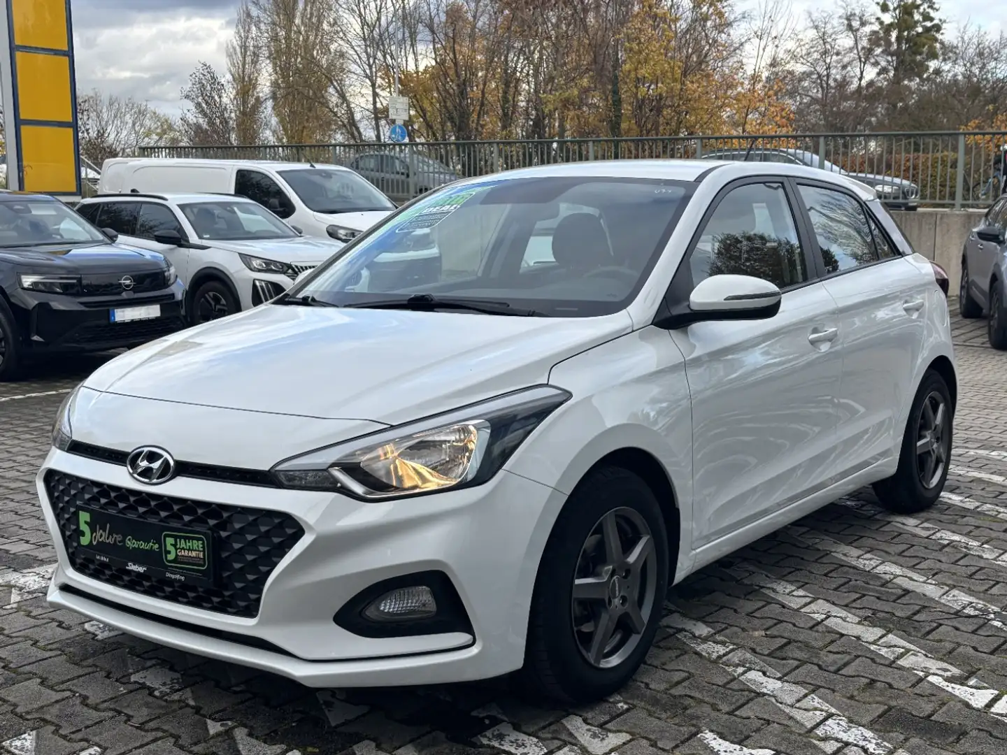 Hyundai i20 1.2 Select Bluetooth*Regensensor*Klima Weiß - 2