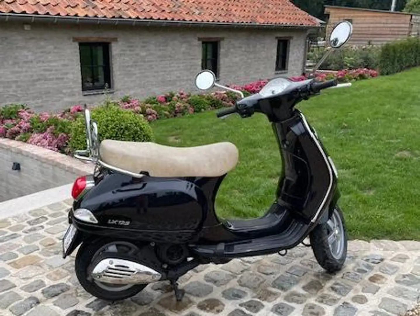 Vespa LX 125 Černá - 1