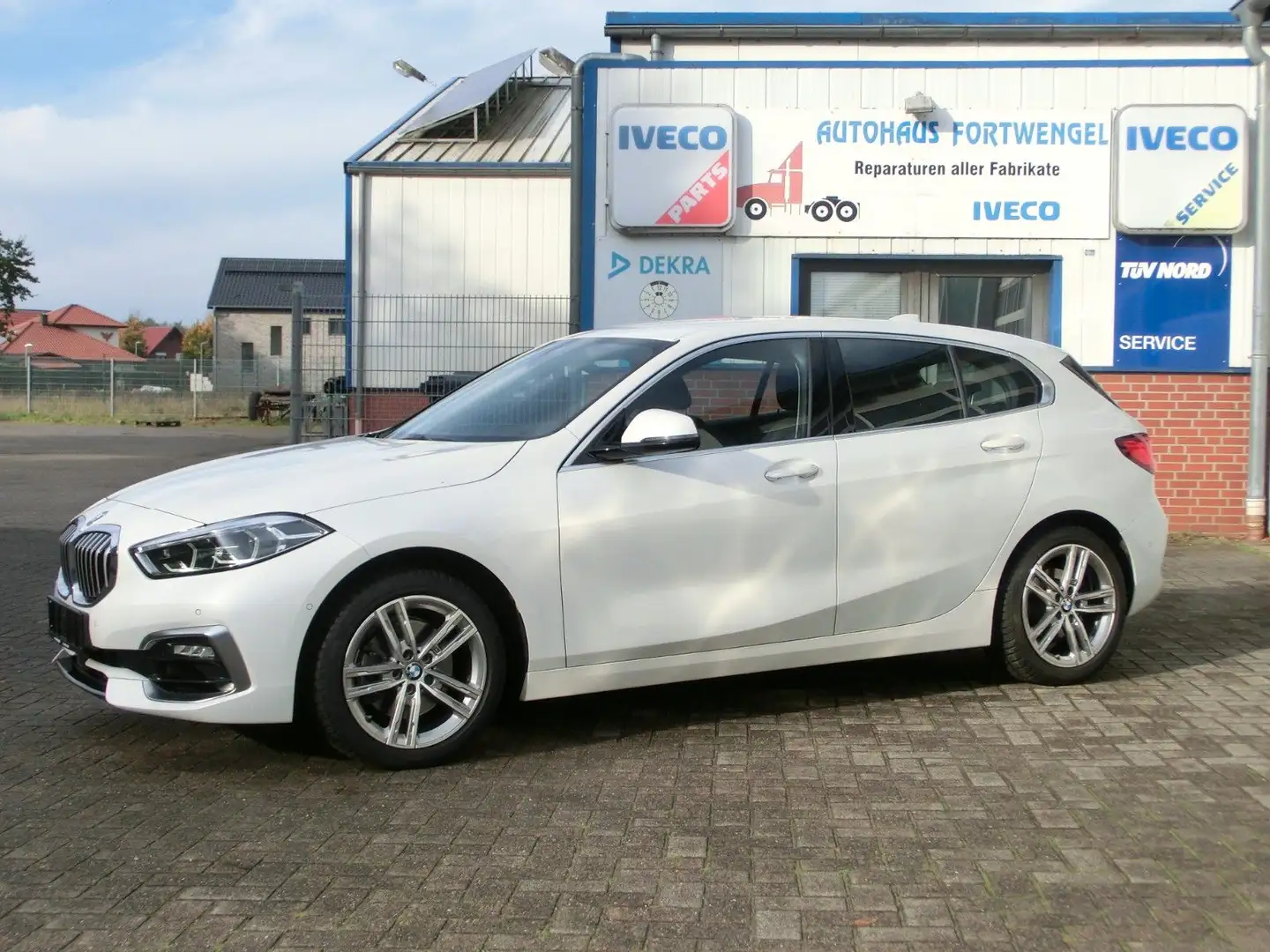BMW 116 i Aut.  Luxury Line Cockpit Prof.+HUD+Kamera Weiß - 1
