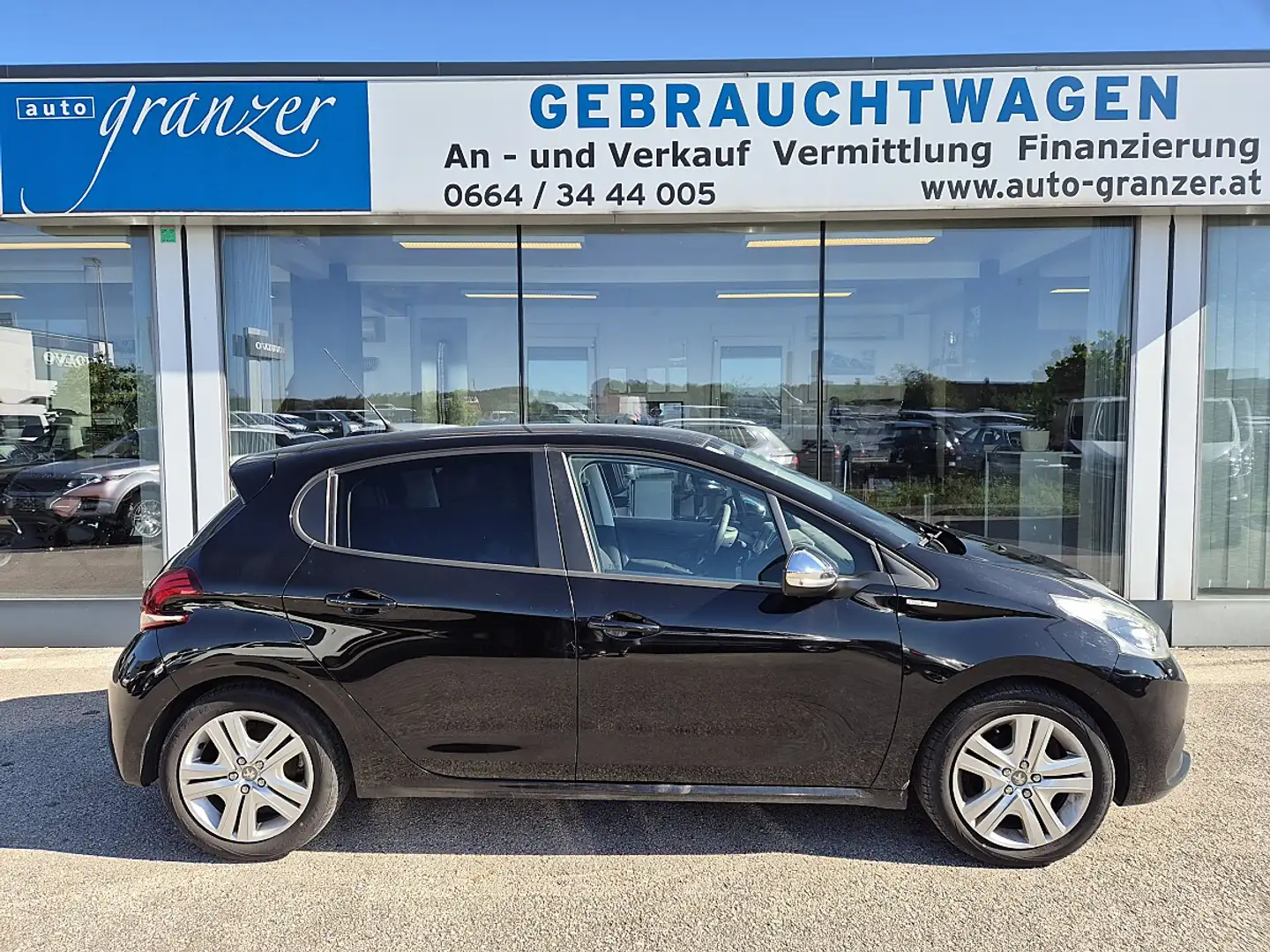 Peugeot 208 Active 1,2 PureTech 82 Schwarz - 1