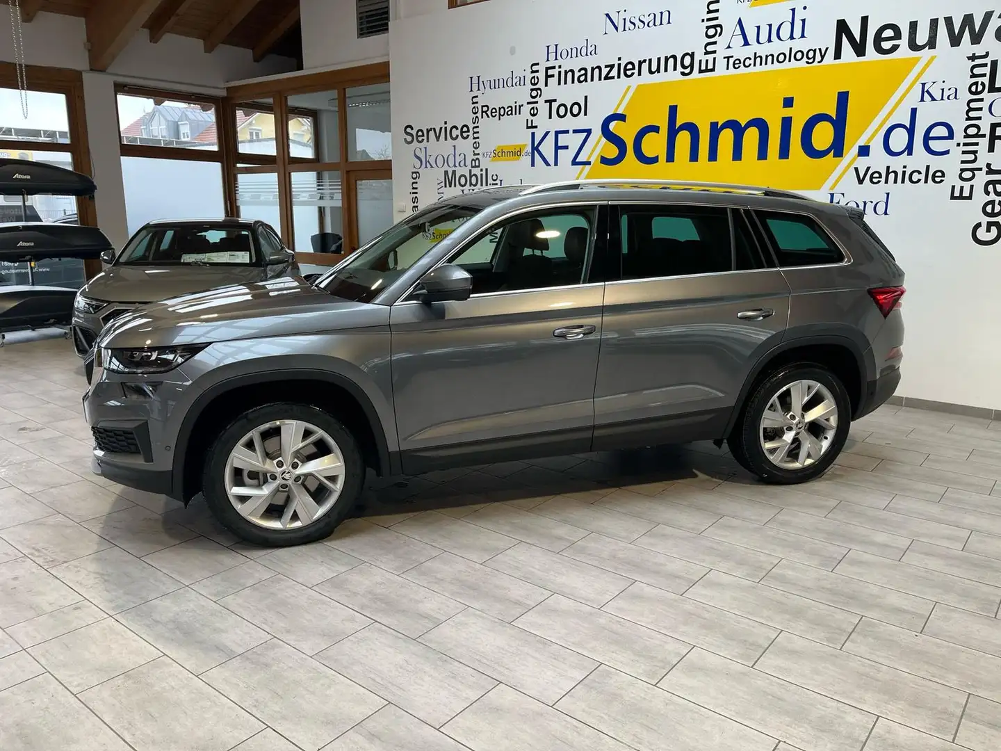 Skoda Kodiaq 2.0 TSI Style 4x4 *AHK*ACC*DCC*Webasto* Grau - 2