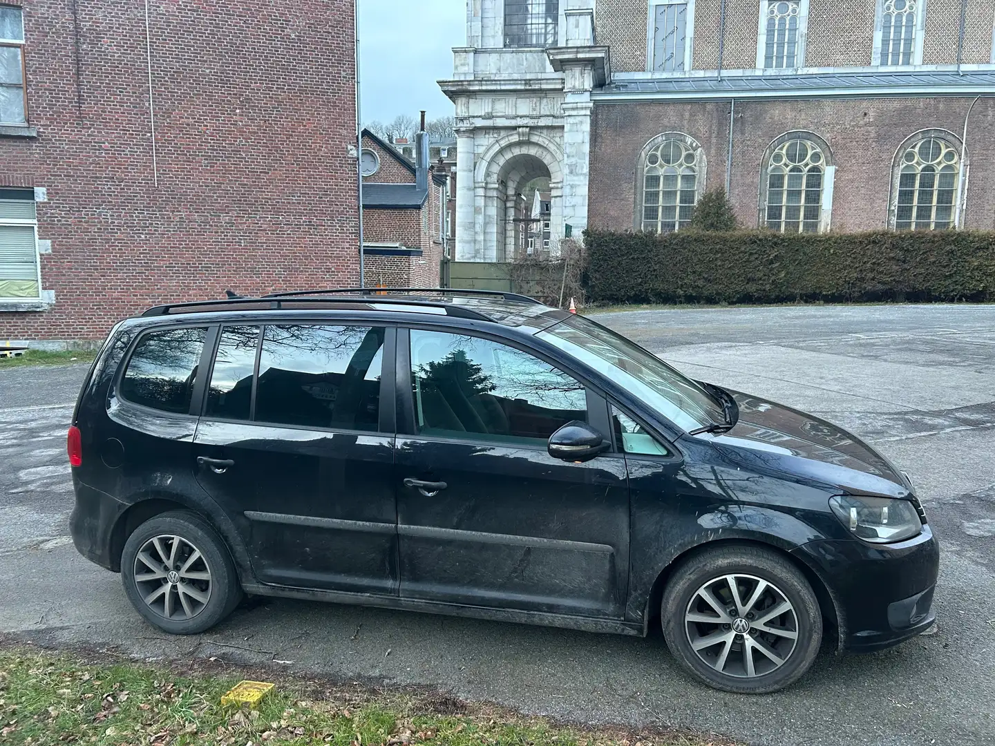Volkswagen Touran 1.6 CR TDi Trendline Zwart - 1