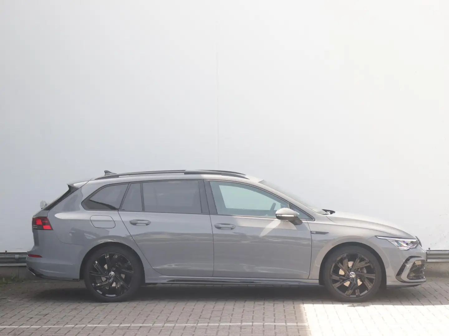 Volkswagen Golf Variant 1.5 eTSI R-Line | Panorama dak | Stuur & Stoelverw Grijs - 2